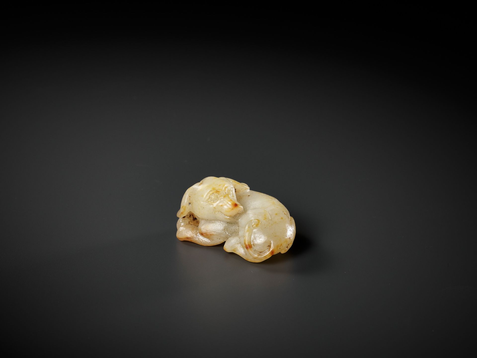 A PALE CELADON AND RUSSET JADE FIGURE OF A DOG, 17TH-18TH CENTURY - Image 9 of 10