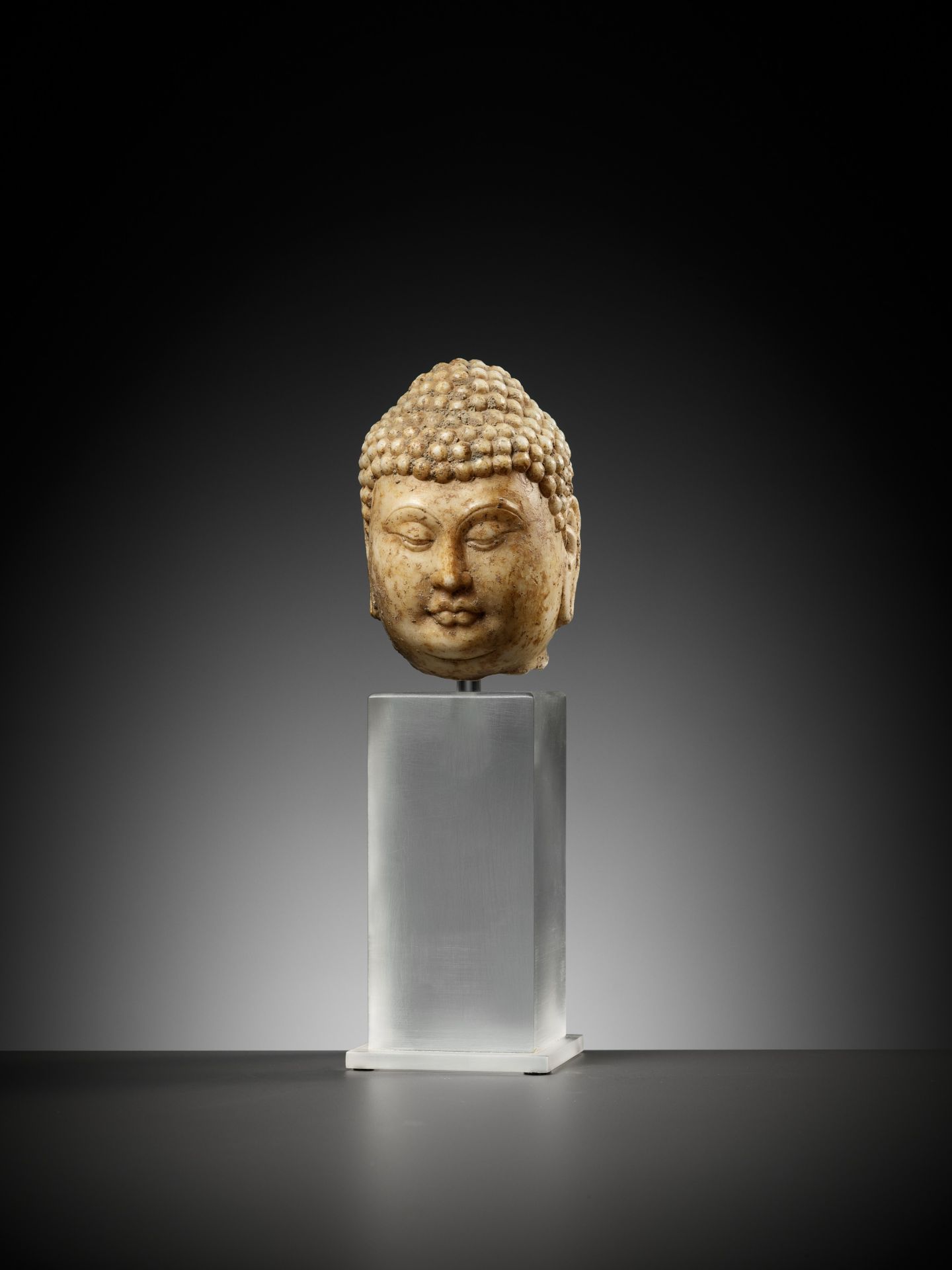 A MARBLE HEAD OF BUDDHA, TANG DYNASTY - Image 7 of 17