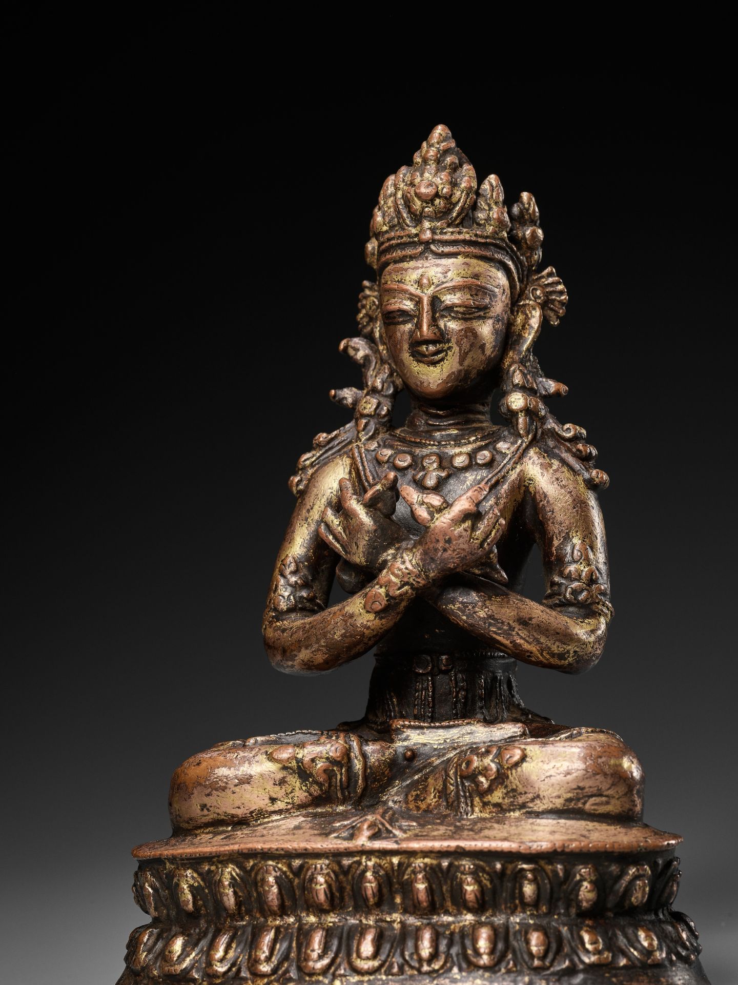 A GILT COPPER-ALLOY FIGURE OF VAJRADHARA, 15th-16TH CENTURY OR EARLIER - Bild 2 aus 13