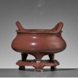 A RARE IRON-RUST GLAZED TRIPOD CENSER WITH MATCHING STAND, MID-QING