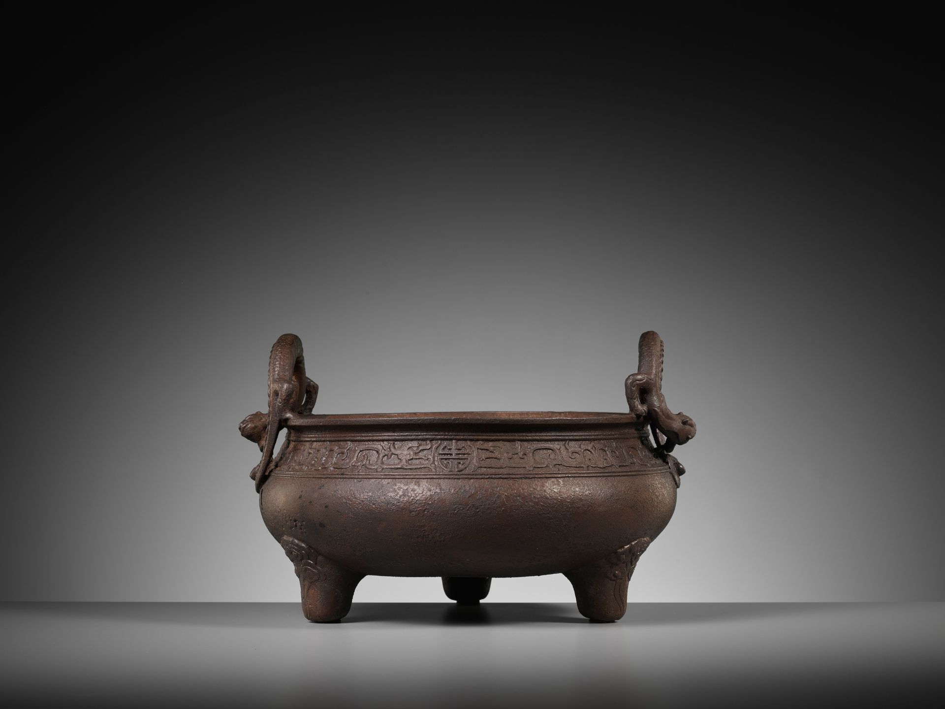 A LARGE ARCHAISTIC CAST IRON TRIPOD CENSER, MING DYNASTY - Image 12 of 14