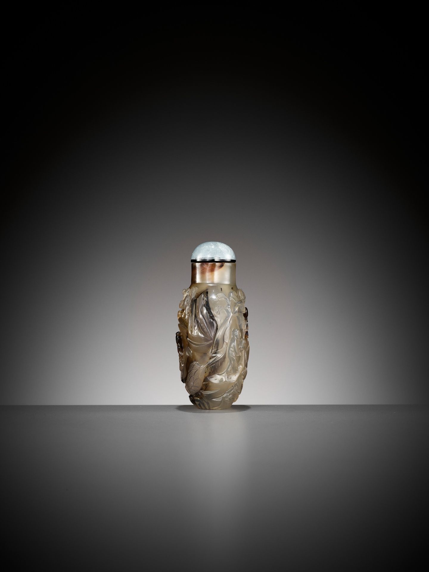 A SHADOW AGATE 'LIU HAI LURING THE GOLDEN TOAD' SNUFF BOTTLE, 19TH CENTURY - Image 3 of 8