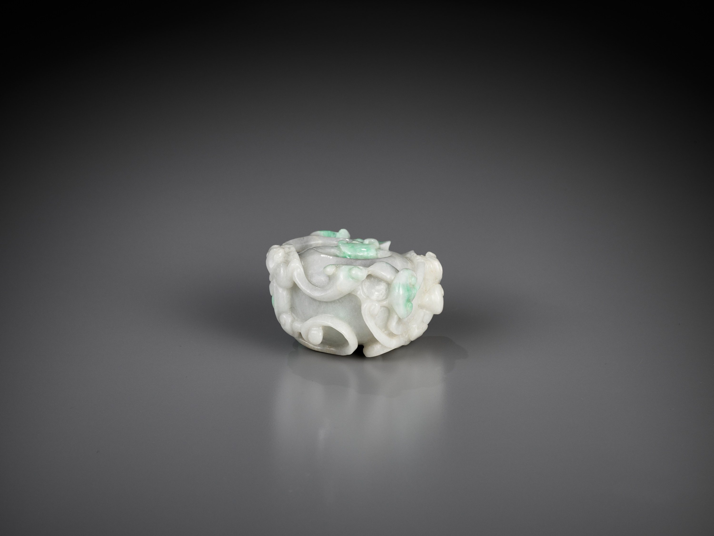 A SMALL JADEITE 'CHILONG' WASHER, LATE QING TO REPUBLIC - Image 9 of 11