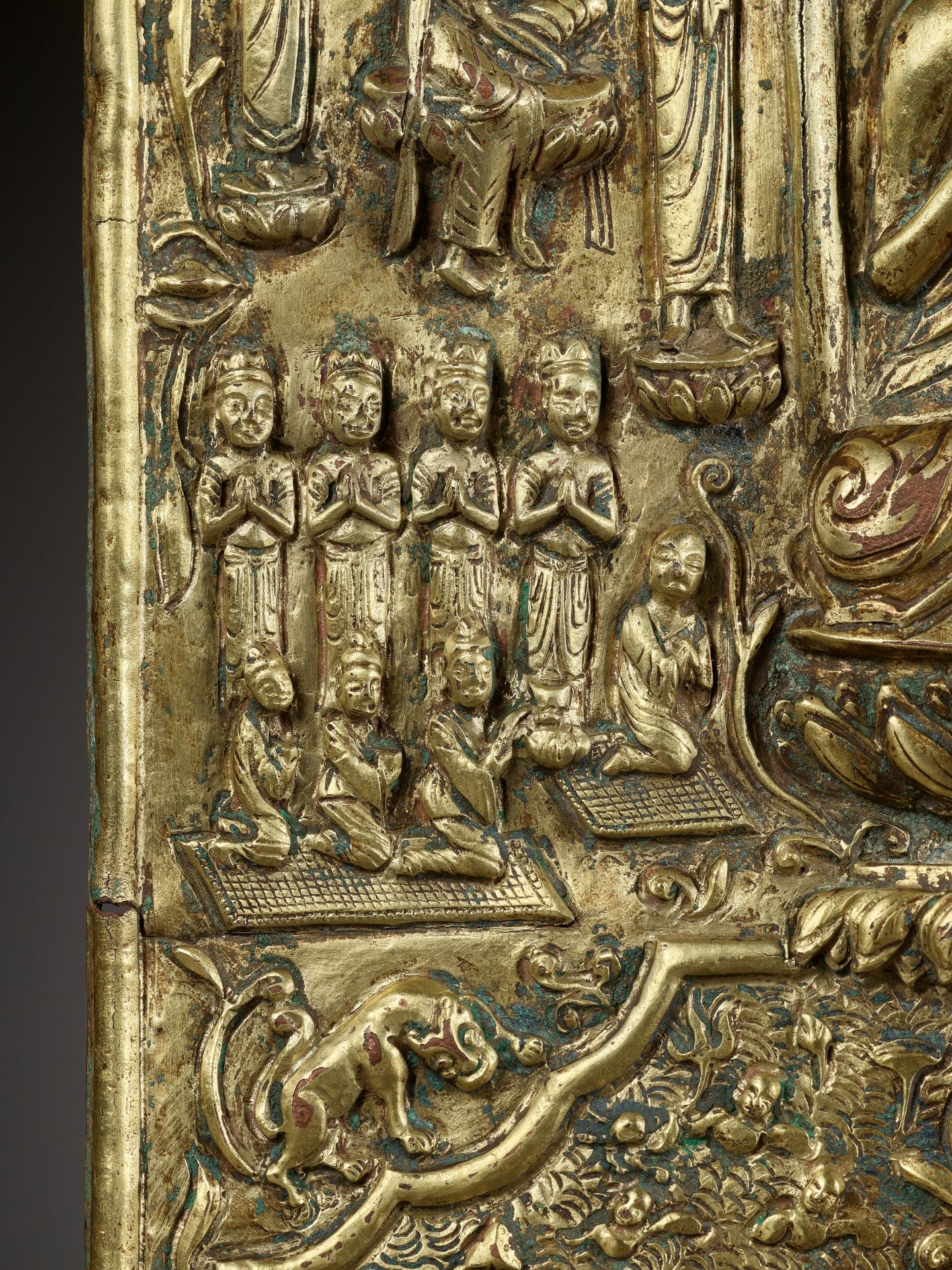 A LARGE AND IMPORTANT BUDDHIST VOTIVE PLAQUE, GILT COPPER REPOUSSE, EARLY TANG DYNASTY - Bild 13 aus 21