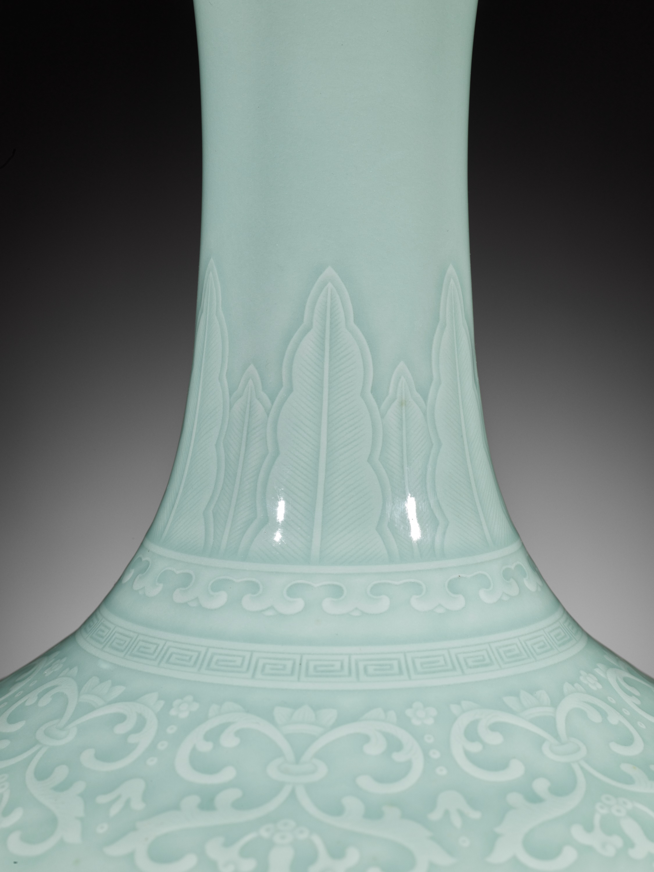 A CARVED CELADON-GLAZED 'LOTUS' VASE, QIANLONG MARK AND PERIOD - Image 4 of 22