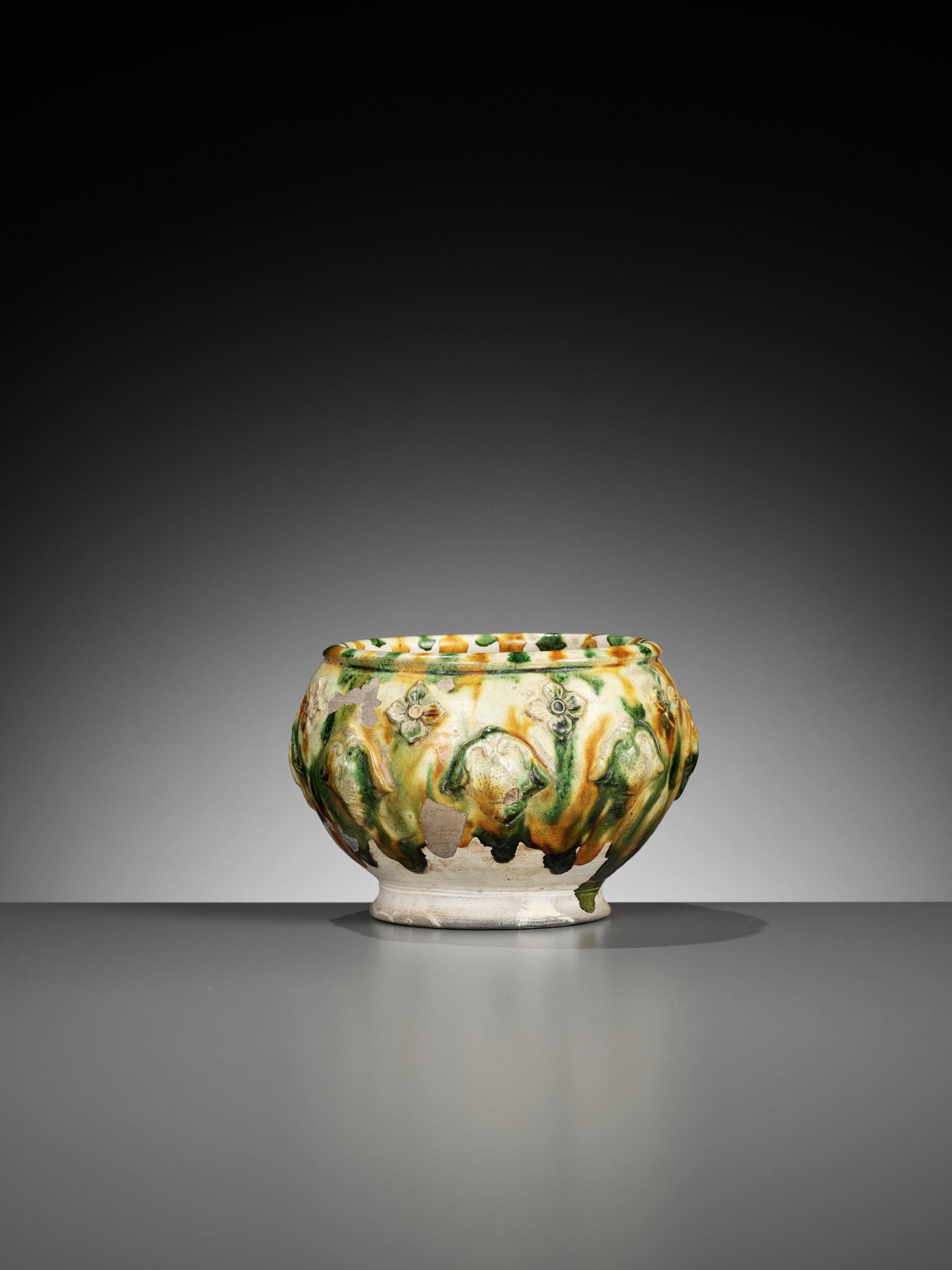 A SANCAI-GLAZED APPLIQUE-DECORATED POTTERY JAR, TANG DYNASTY - Image 8 of 12