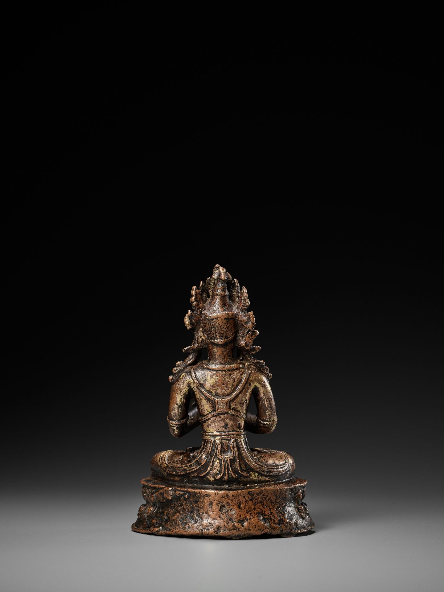 A GILT COPPER-ALLOY FIGURE OF VAJRADHARA, 15th-16TH CENTURY OR EARLIER - Bild 8 aus 13