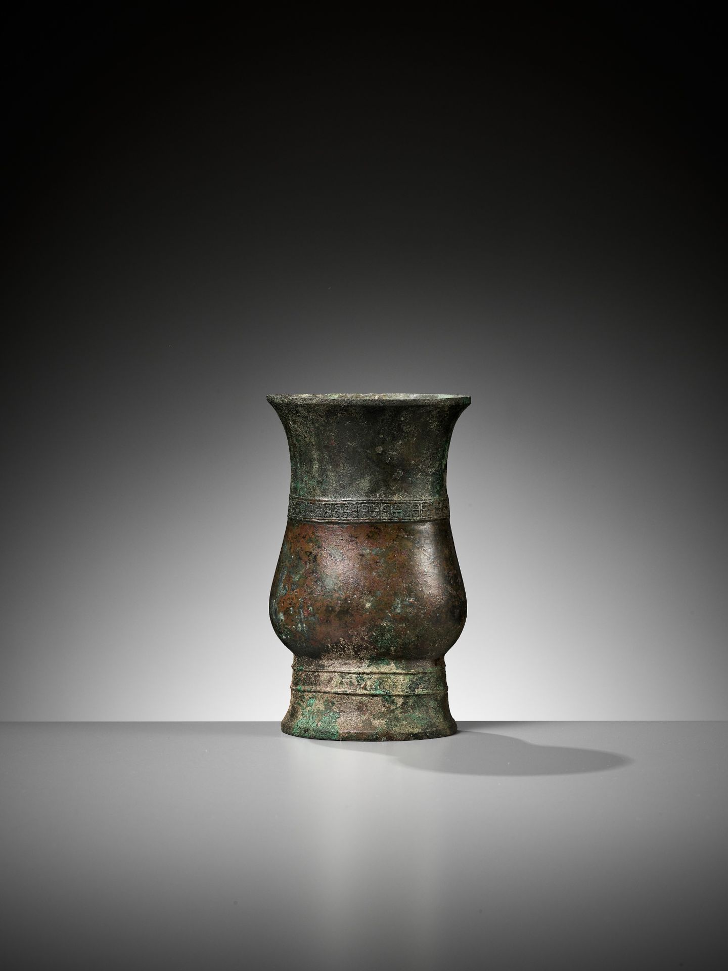 AN ARCHAIC BRONZE RITUAL WINE VESSEL, ZHI, LATE SHANG TO EARLY WESTERN ZHOU DYNASTY - Image 12 of 21