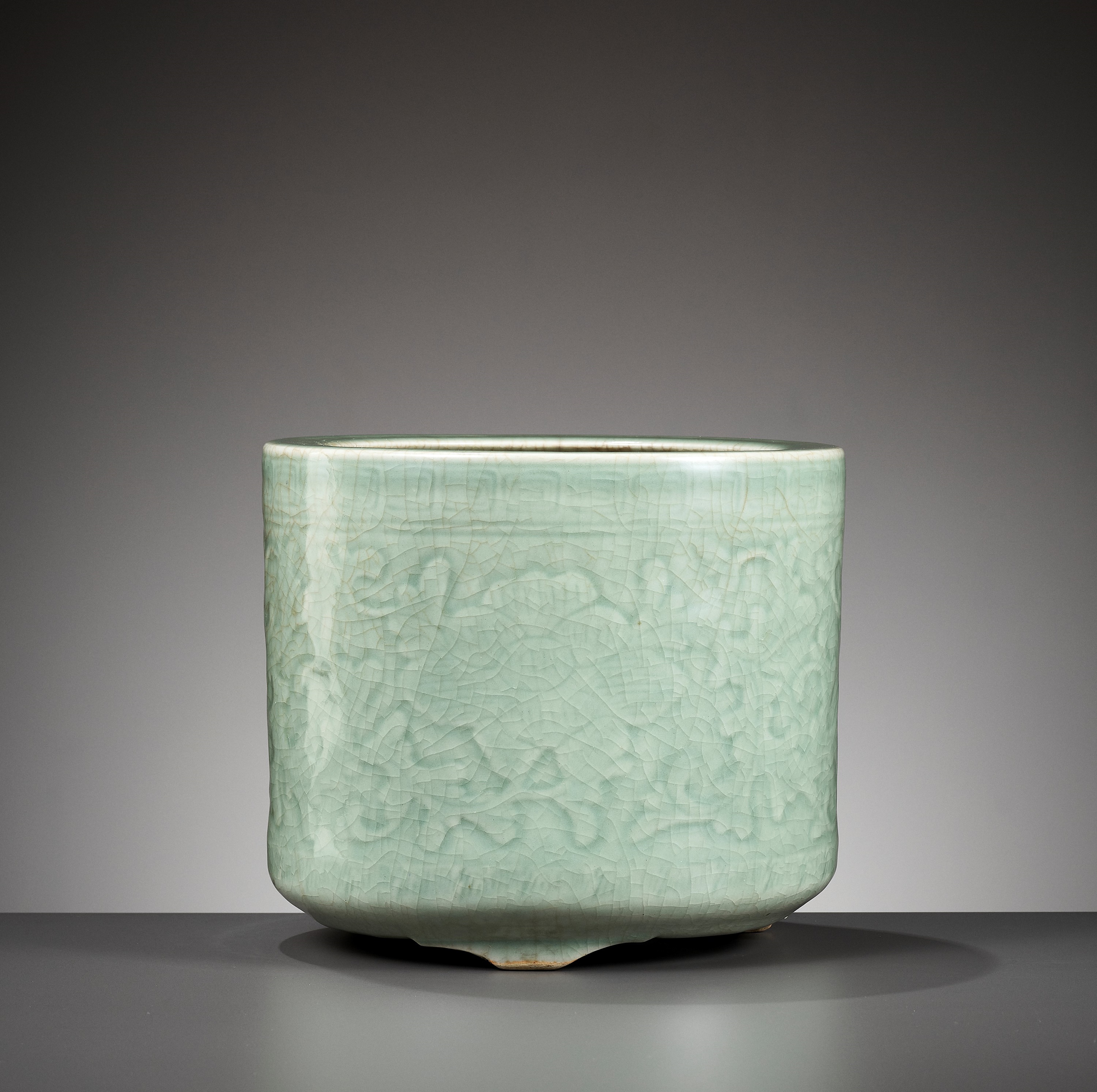 A CELADON GLAZED BRUSHPOT, BITONG, FIRST HALF OF THE QING DYNASTY