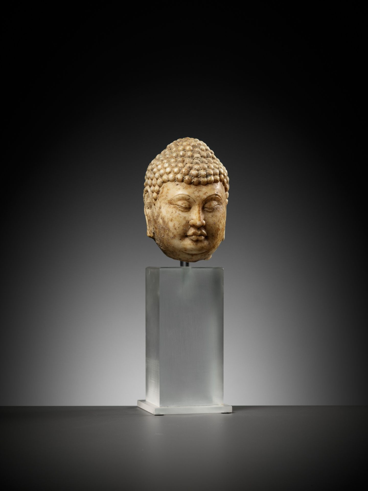 A MARBLE HEAD OF BUDDHA, TANG DYNASTY - Image 2 of 17