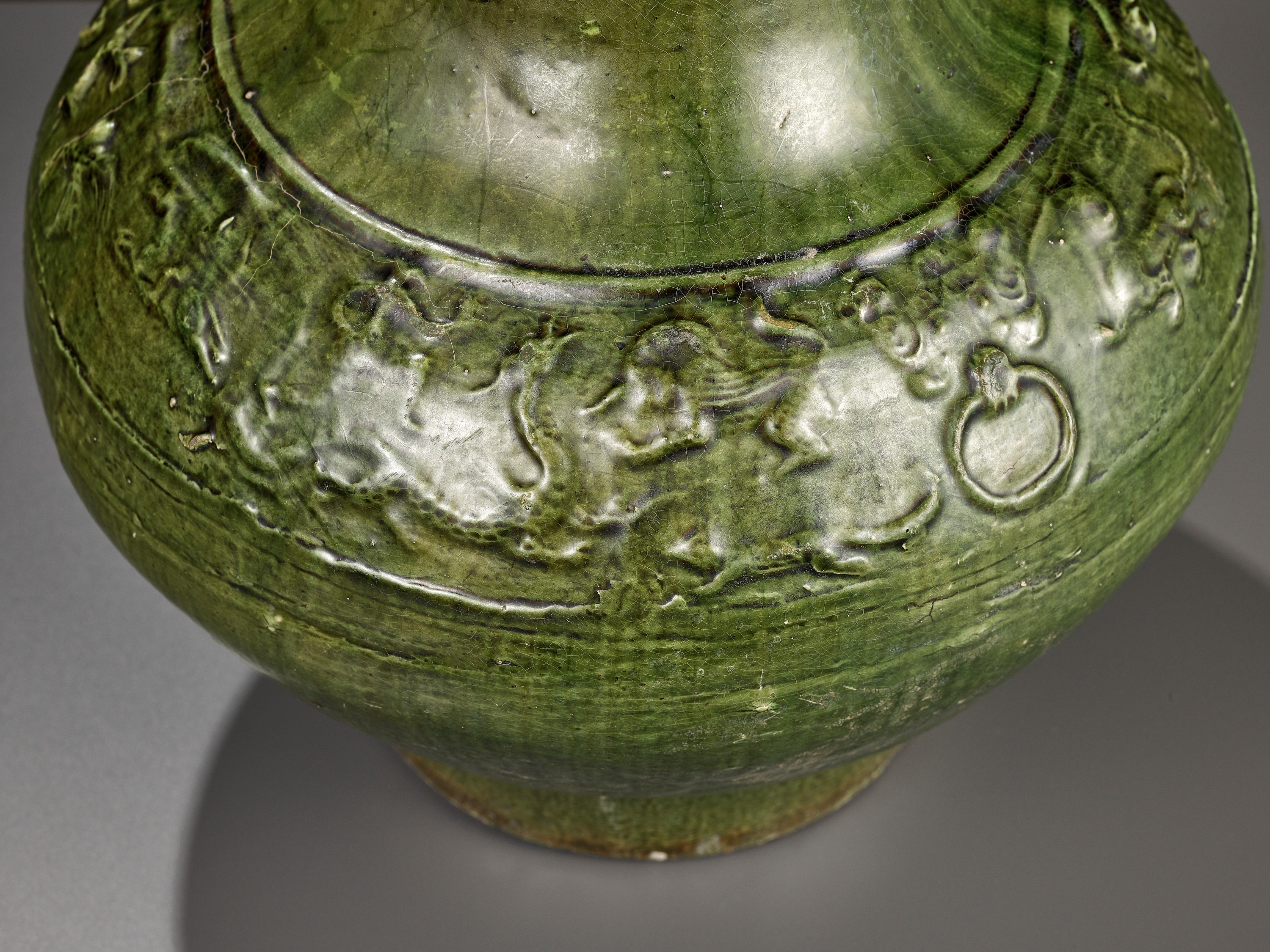 AN EMERLAD-GREEN GLAZED 'HUNTING SCENE' POTTERY VASE, HAN DYNASTY - Image 7 of 15