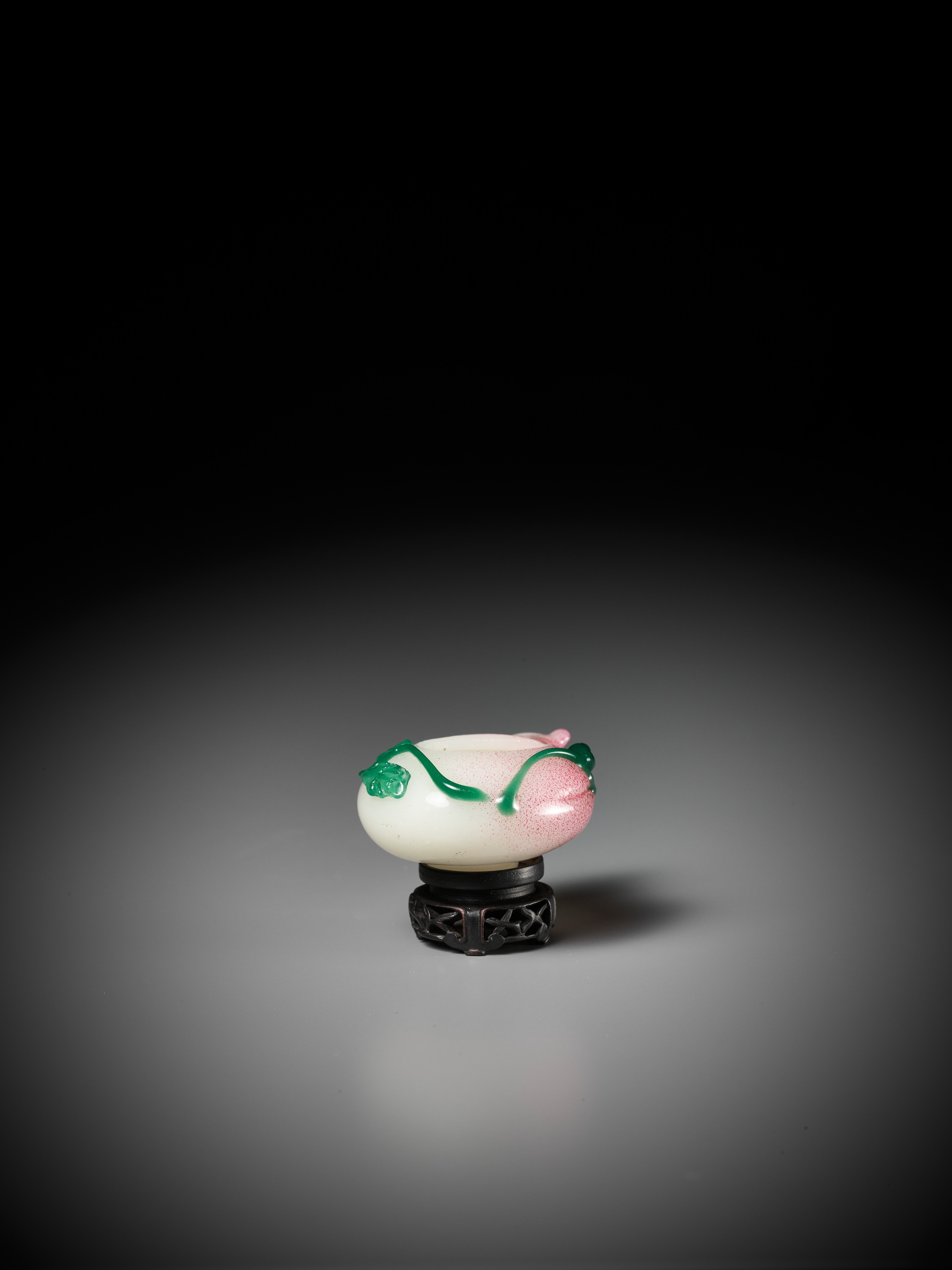 A GREEN AND PINK OVERLAY GLASS 'PEACH' BRUSHWASHER, QING DYNASTY - Image 8 of 11