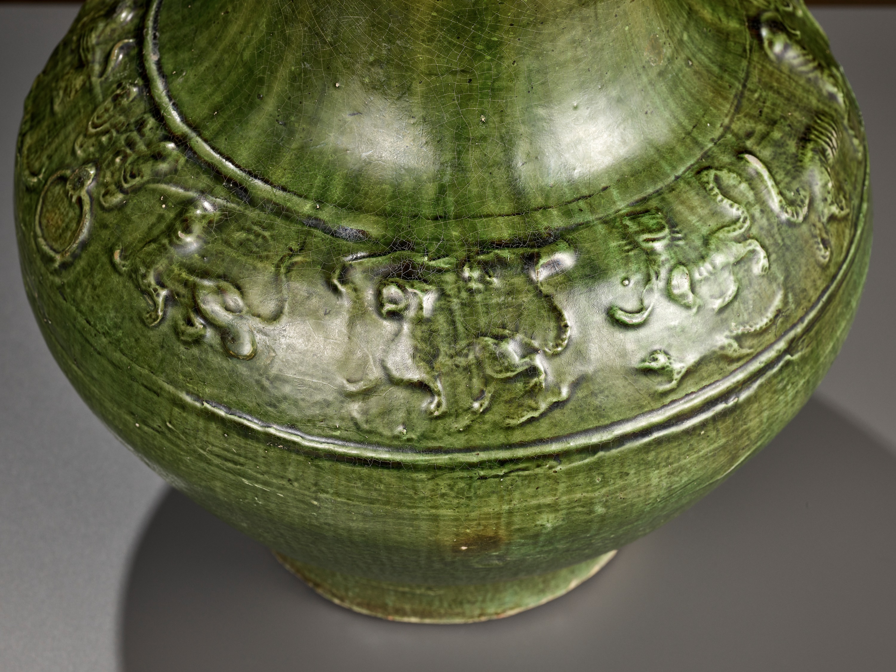 AN EMERLAD-GREEN GLAZED 'HUNTING SCENE' POTTERY VASE, HAN DYNASTY - Image 2 of 15