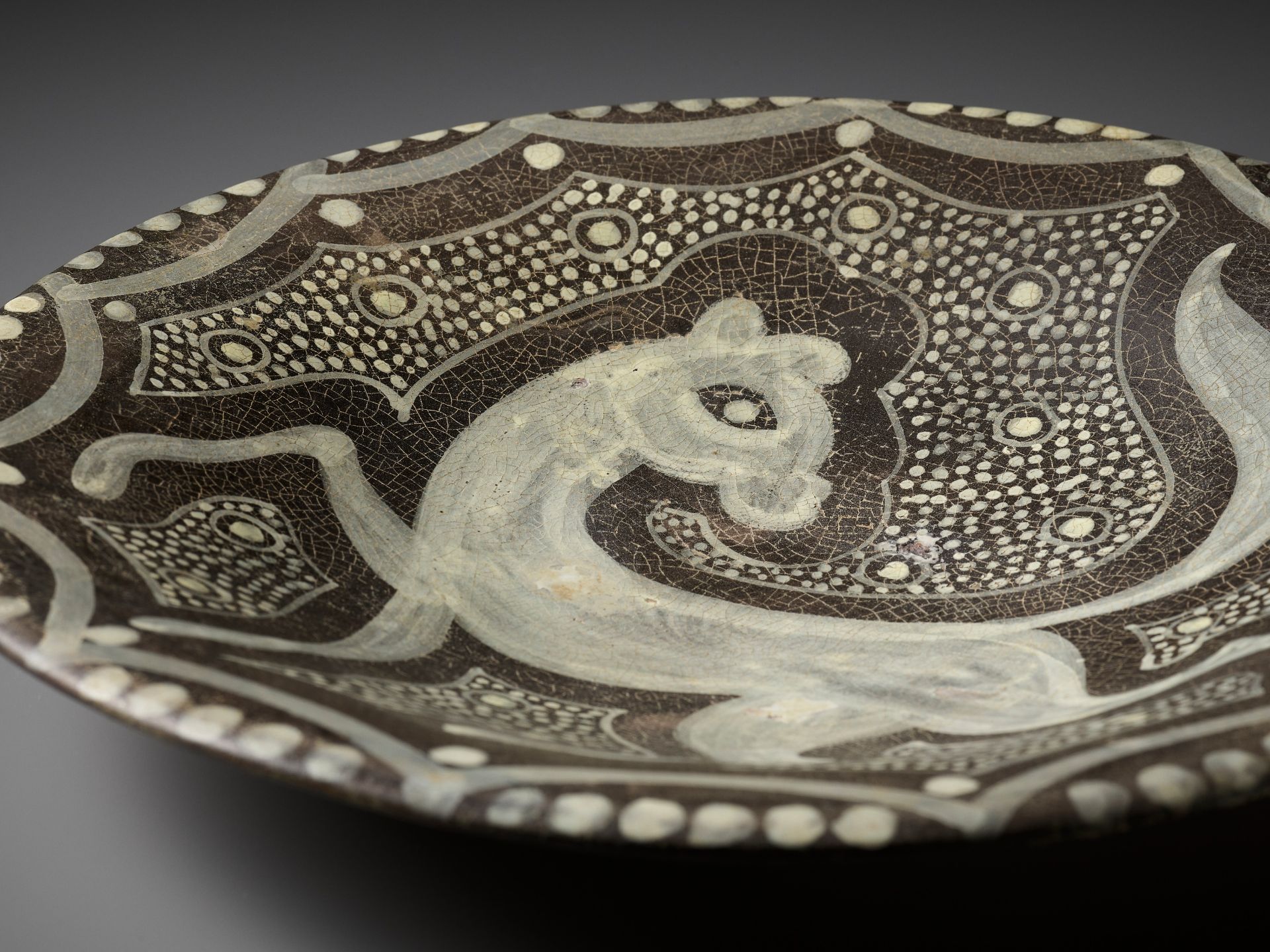 A RARE AND IMPRESSIVE SLIP-DECORATED 'LEOPARD' POTTERY BOWL - Image 2 of 10