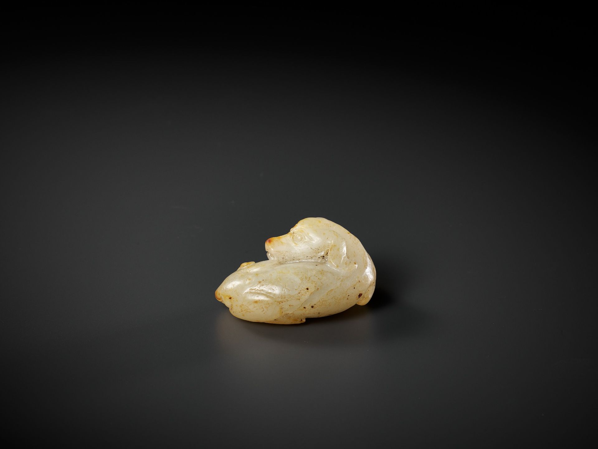 A PALE CELADON AND RUSSET JADE FIGURE OF A DOG, 17TH-18TH CENTURY - Image 7 of 10