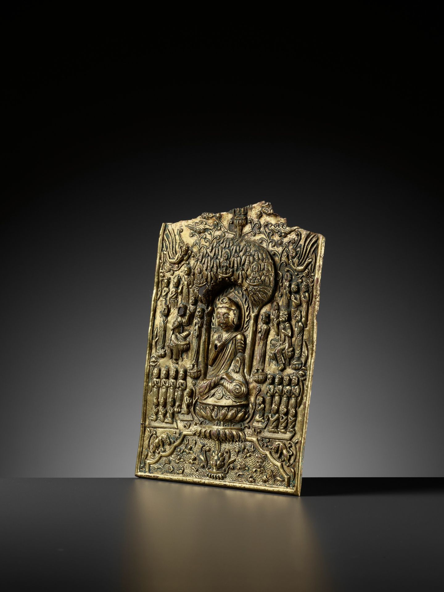 A LARGE AND IMPORTANT BUDDHIST VOTIVE PLAQUE, GILT COPPER REPOUSSE, EARLY TANG DYNASTY - Bild 4 aus 21