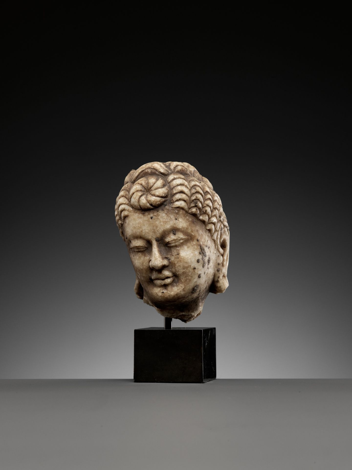 A WHITE MARBLE HEAD OF A BODHISATTVA, KINGDOM OF GANDHARA - Bild 3 aus 9