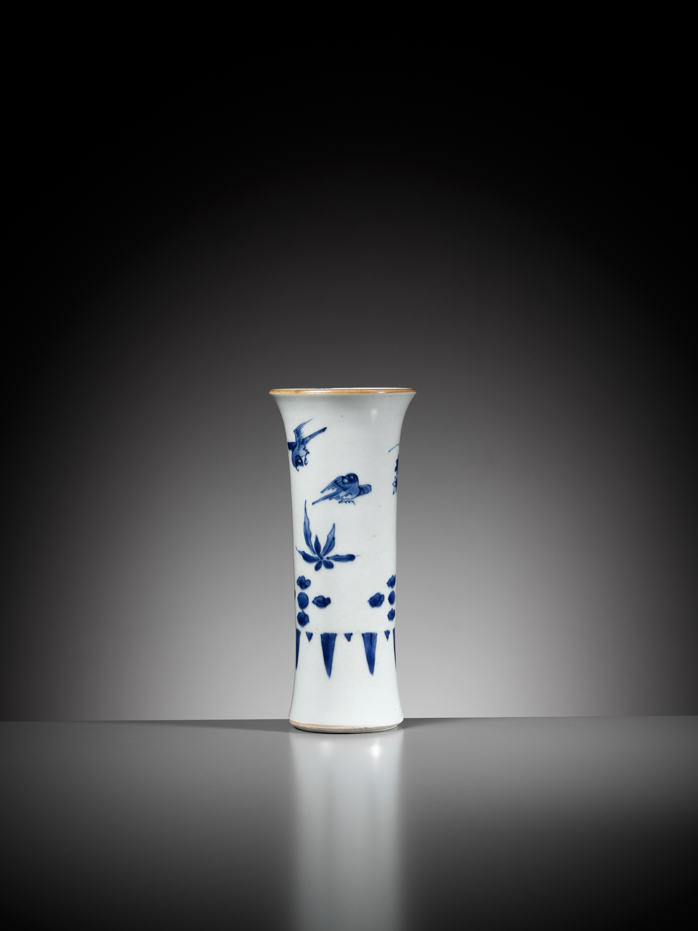 A BLUE AND WHITE BEAKER VASE, GU, TRANSITIONAL PERIOD - Image 6 of 10