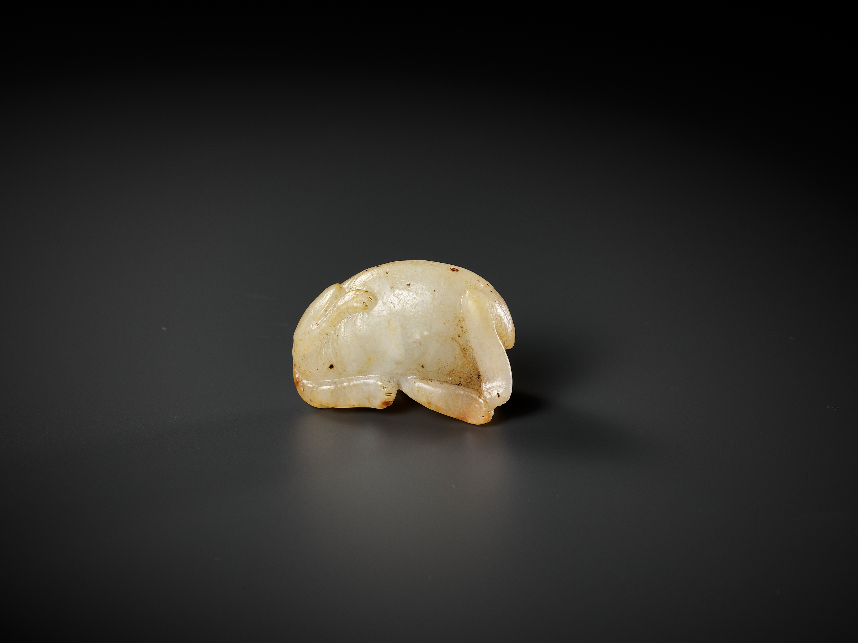 A PALE CELADON AND RUSSET JADE FIGURE OF A DOG, 17TH-18TH CENTURY - Image 10 of 10