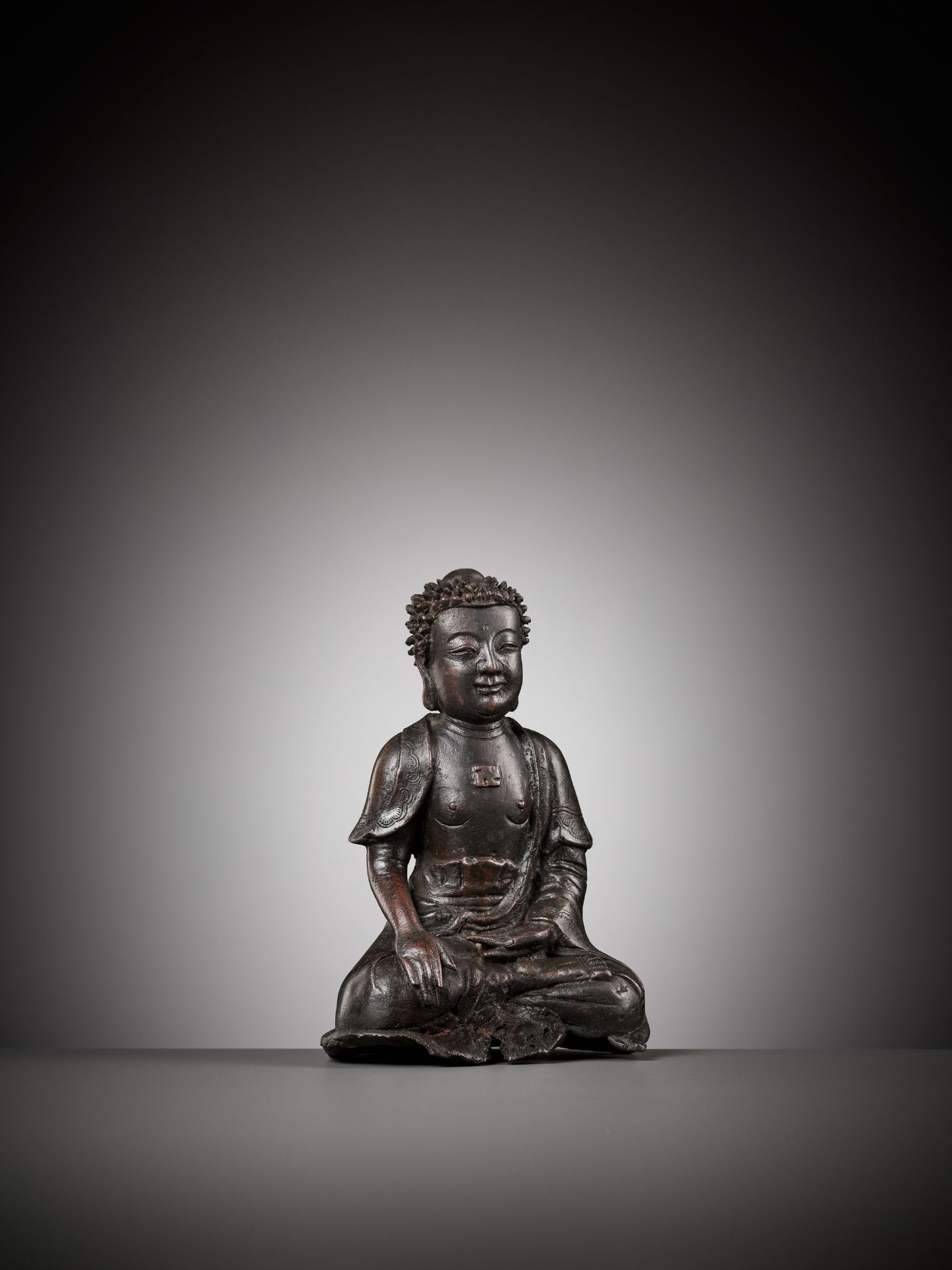 A RARE BRONZE FIGURE OF BUDDHA SHAKYAMUNI WITH WAN SYMBOL, EARLY MING DYNASTY - Image 9 of 10