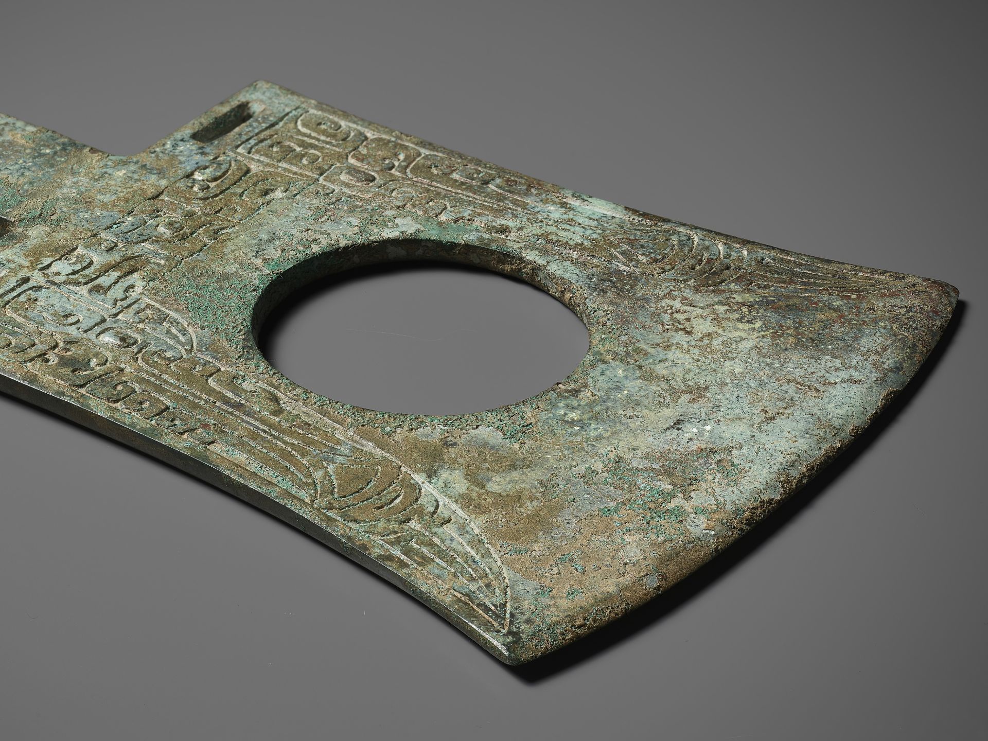 A RARE AND IMPORTANT BRONZE RITUAL AXE-HEAD, YUE, EARLY SHANG DYNASTY, CIRCA 1500-1400 BC - Image 13 of 13