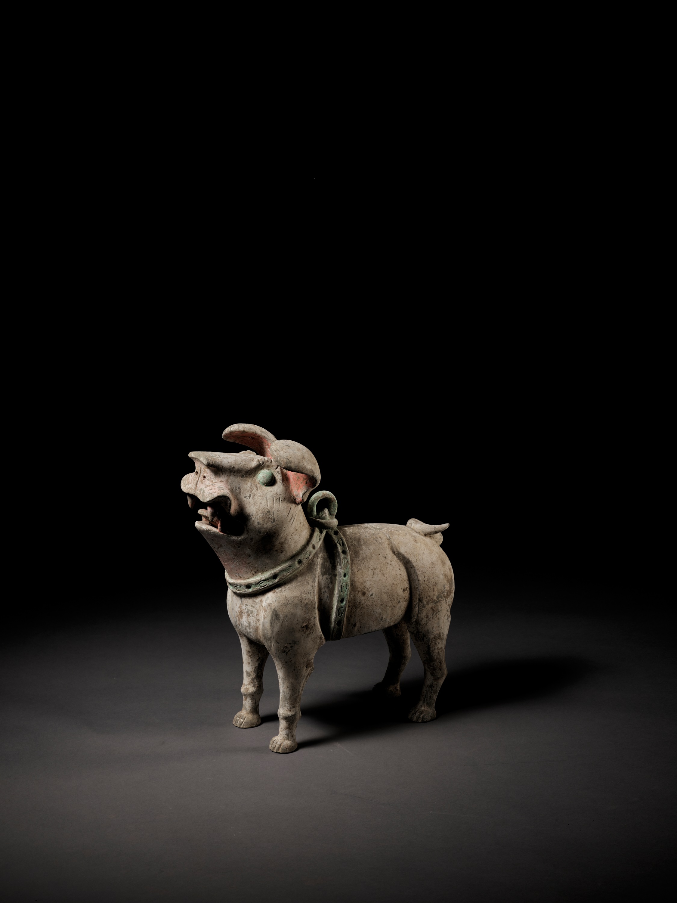 A MASSIVE PAINTED POTTERY FIGURE OF A GUARDIAN DOG, LATE EASTERN HAN TO SIX DYNASTIES - Image 8 of 16