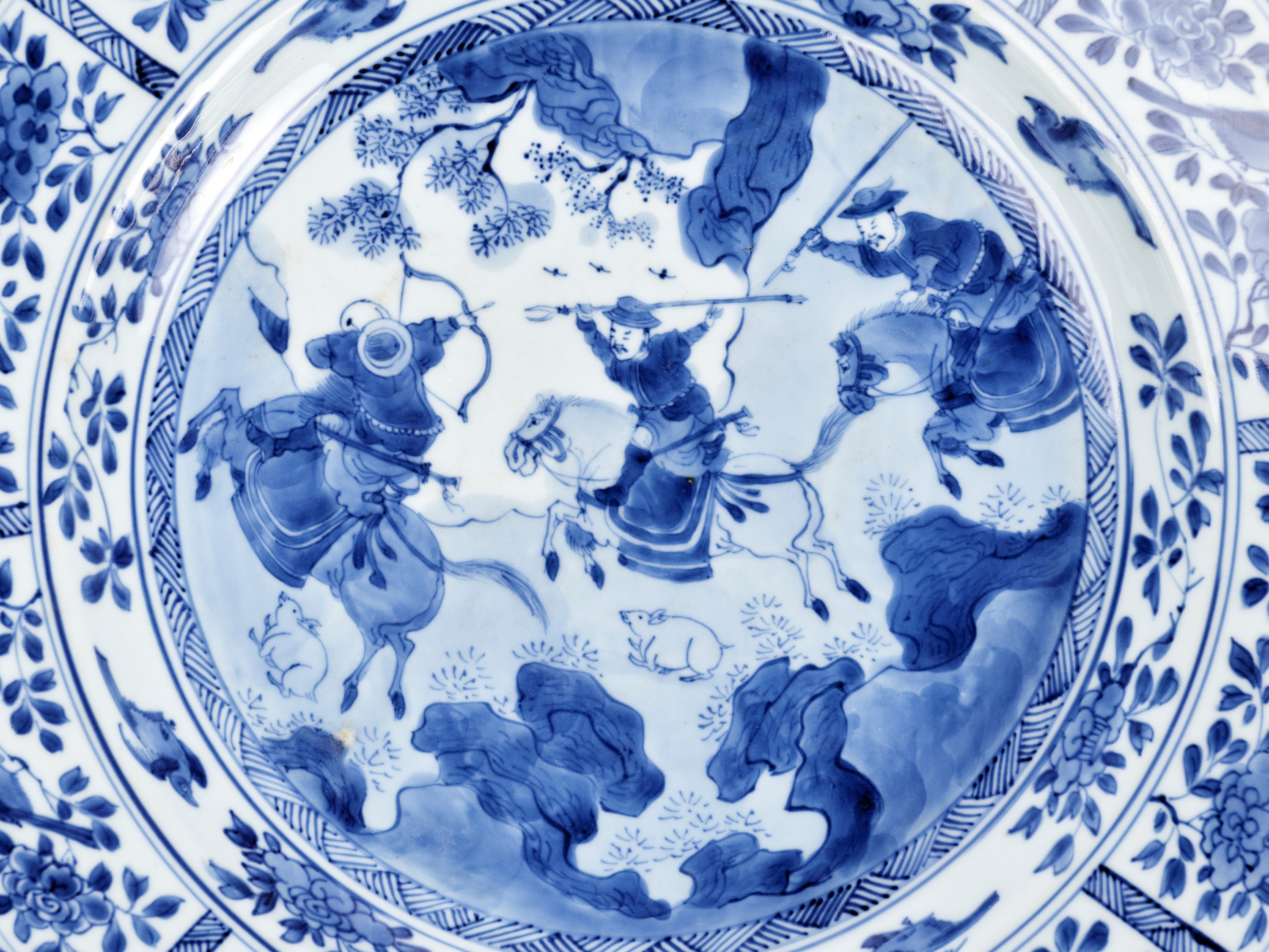 A LARGE BLUE AND WHITE 'HUNTING SCENE' DISH, KANGXI PERIOD - Image 5 of 10