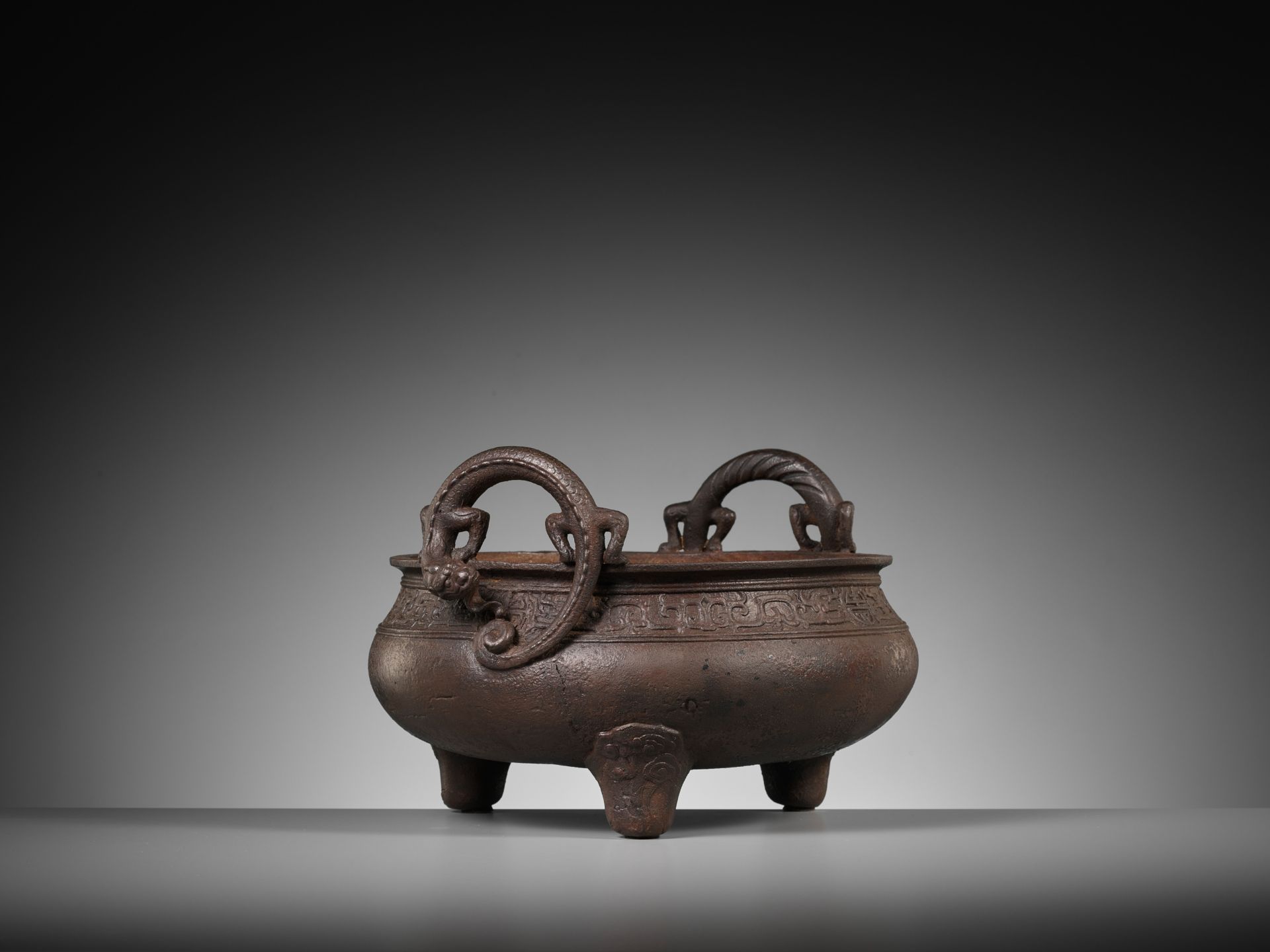 A LARGE ARCHAISTIC CAST IRON TRIPOD CENSER, MING DYNASTY - Image 11 of 14