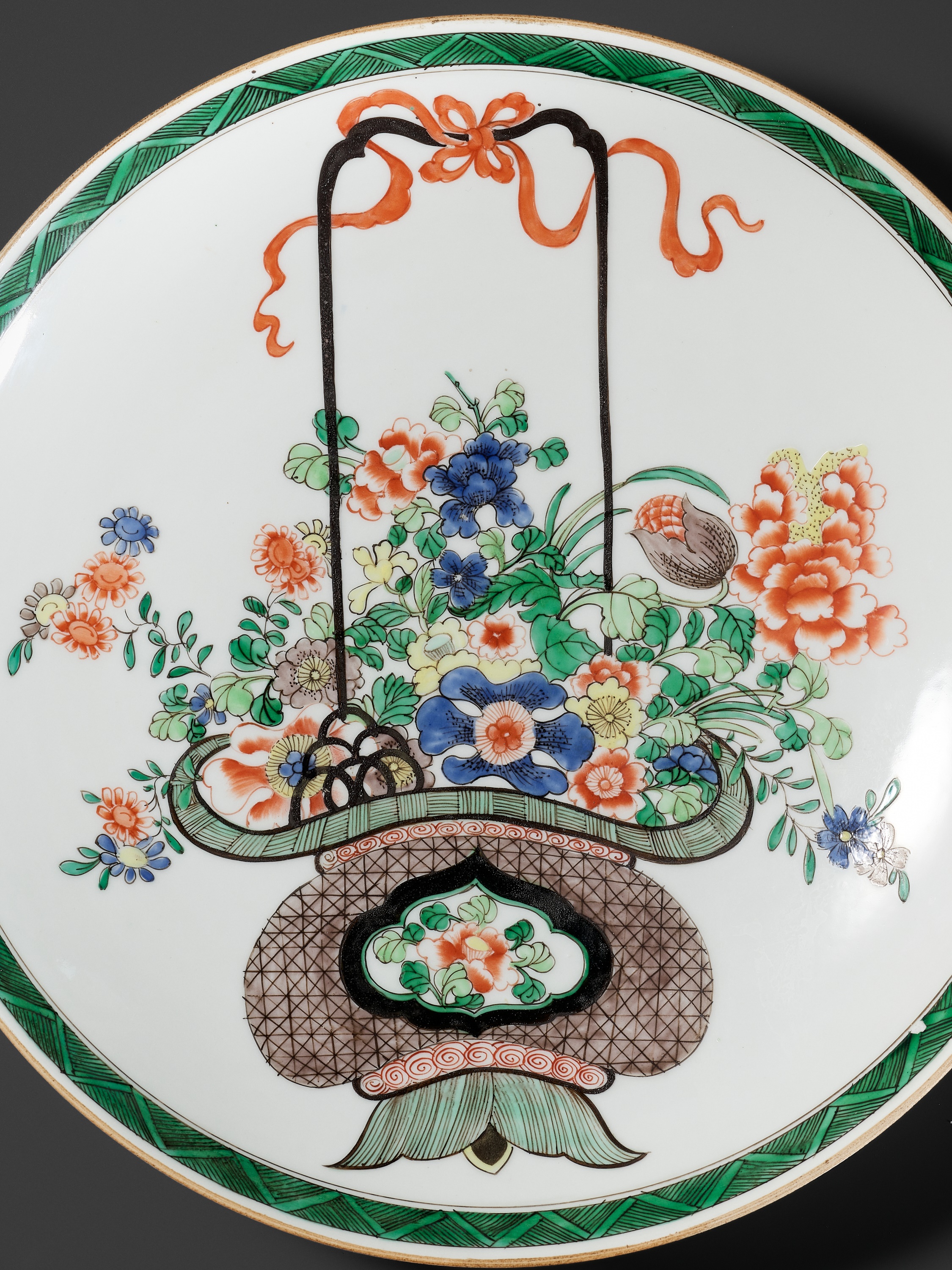 TWO FAMILLE VERTE 'FLOWER BASKET' DISHES, QING DYNASTY - Image 5 of 8