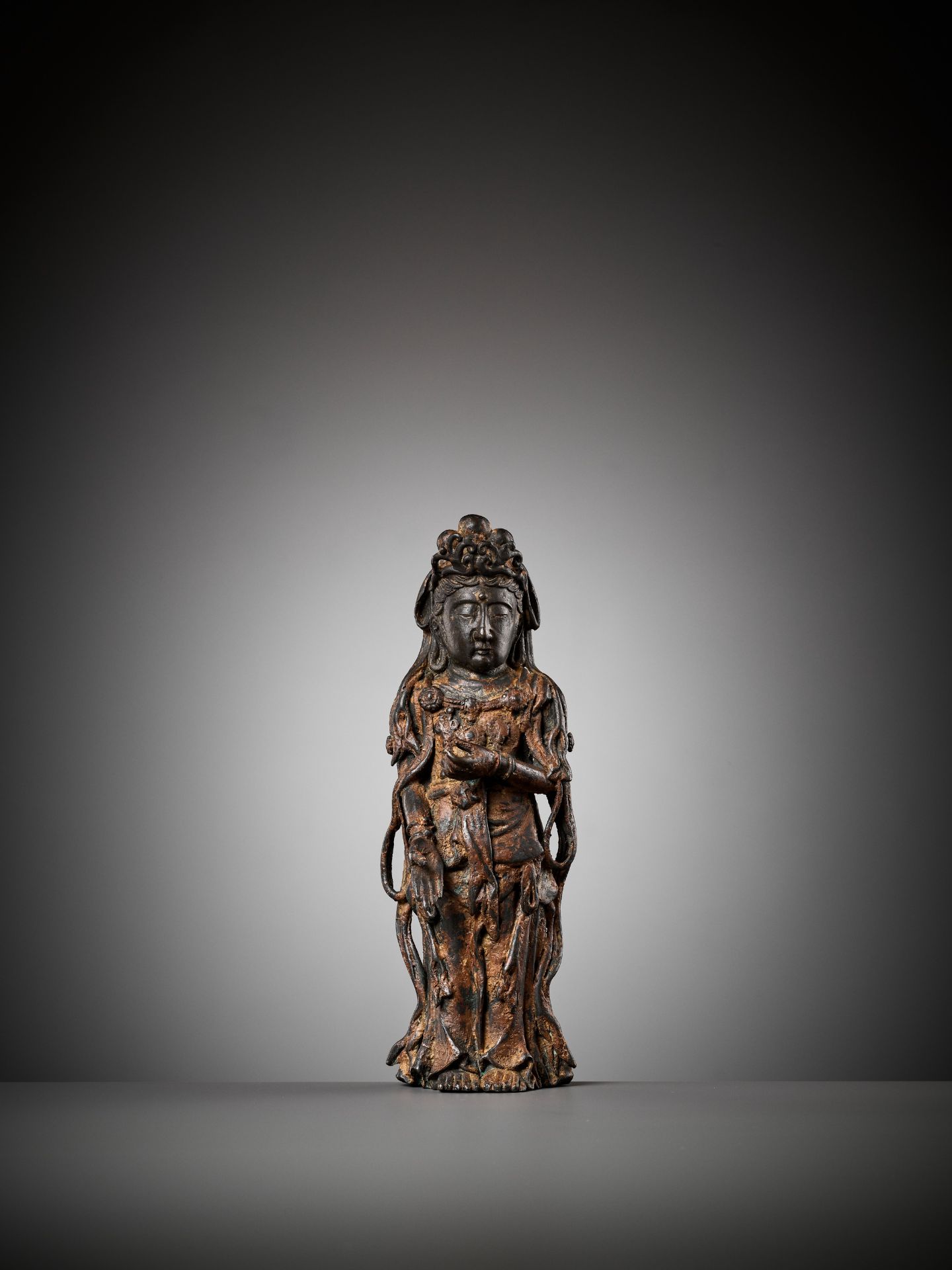 AN EXCEEDINGLY RARE BRONZE FIGURE OF GUANYIN, DALI KINGDOM, 12TH - MID-13TH CENTURY - Bild 14 aus 20