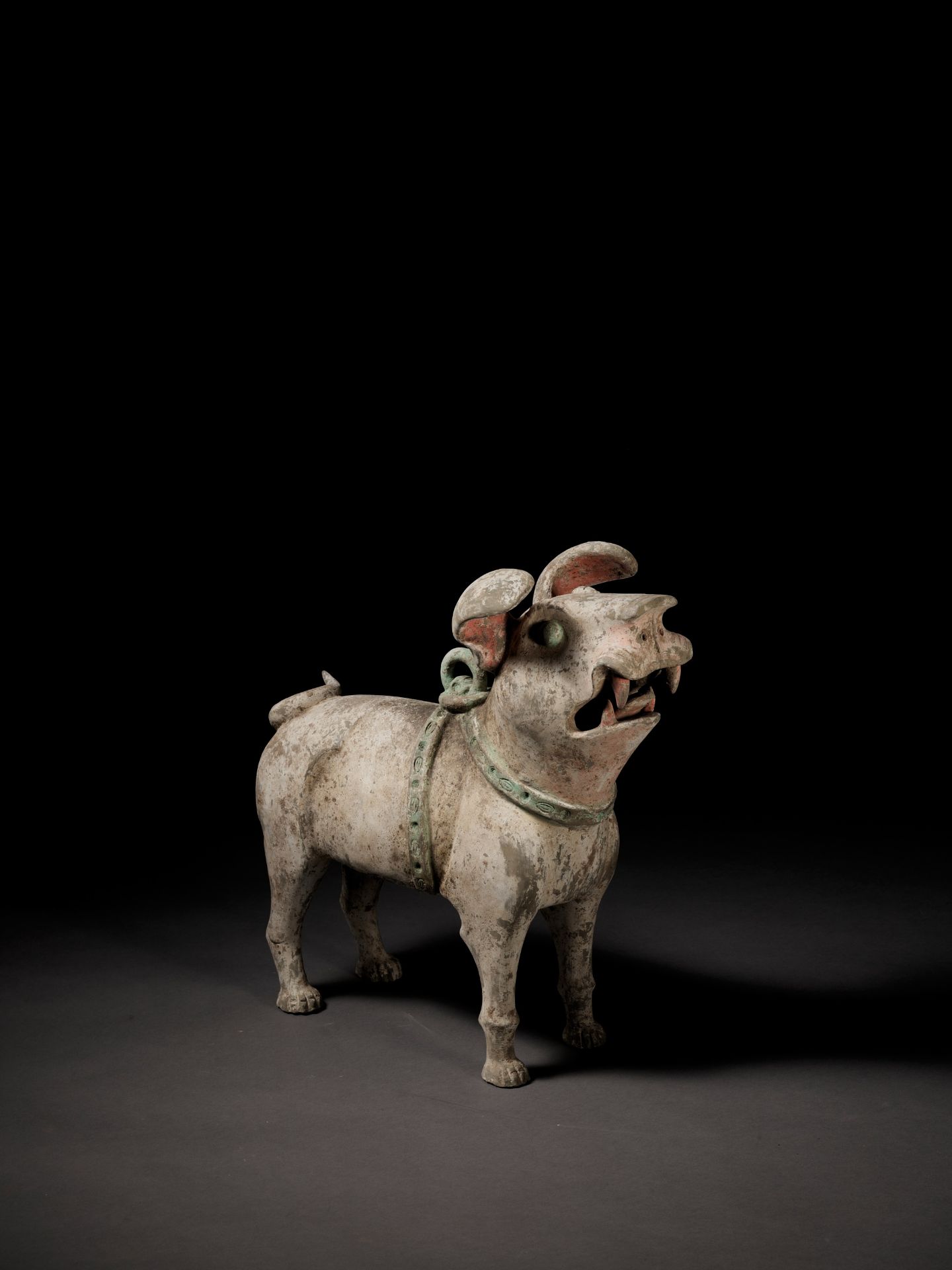 A MASSIVE PAINTED POTTERY FIGURE OF A GUARDIAN DOG, LATE EASTERN HAN TO SIX DYNASTIES - Image 9 of 16