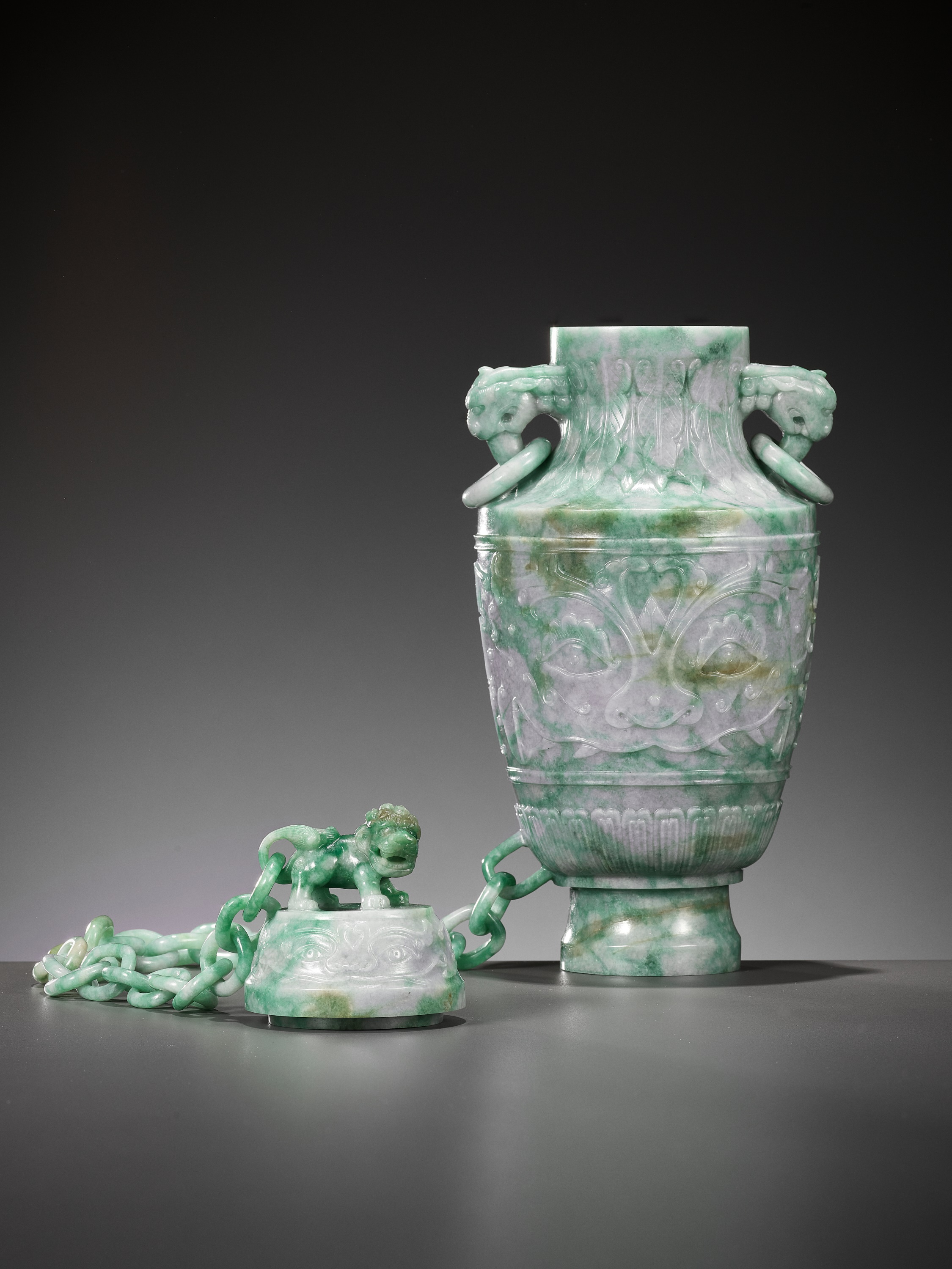 A LAVENDER AND APPLE GREEN JADEITE 'CHAIN' VASE AND COVER, EARLY 20TH CENTURY - Image 9 of 11