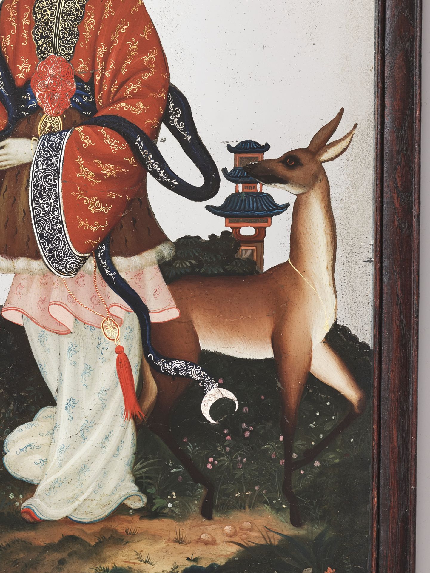 A REVERSE-GLASS MIRROR PAINTING OF A NOBLE LADY WITH DEER, CANTON SCHOOL, QING DYNASTY - Bild 3 aus 6