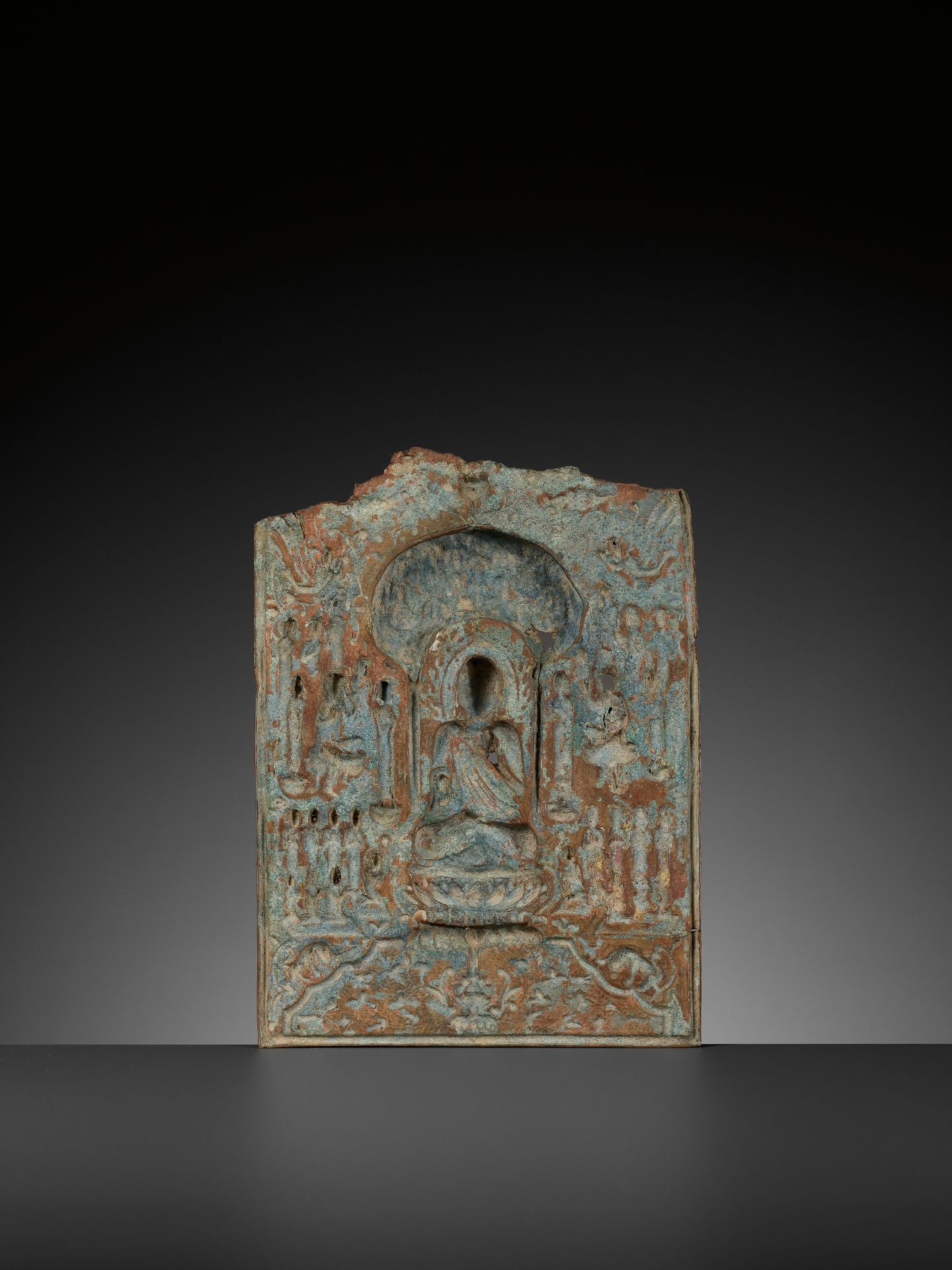 A LARGE AND IMPORTANT BUDDHIST VOTIVE PLAQUE, GILT COPPER REPOUSSE, EARLY TANG DYNASTY - Bild 5 aus 21