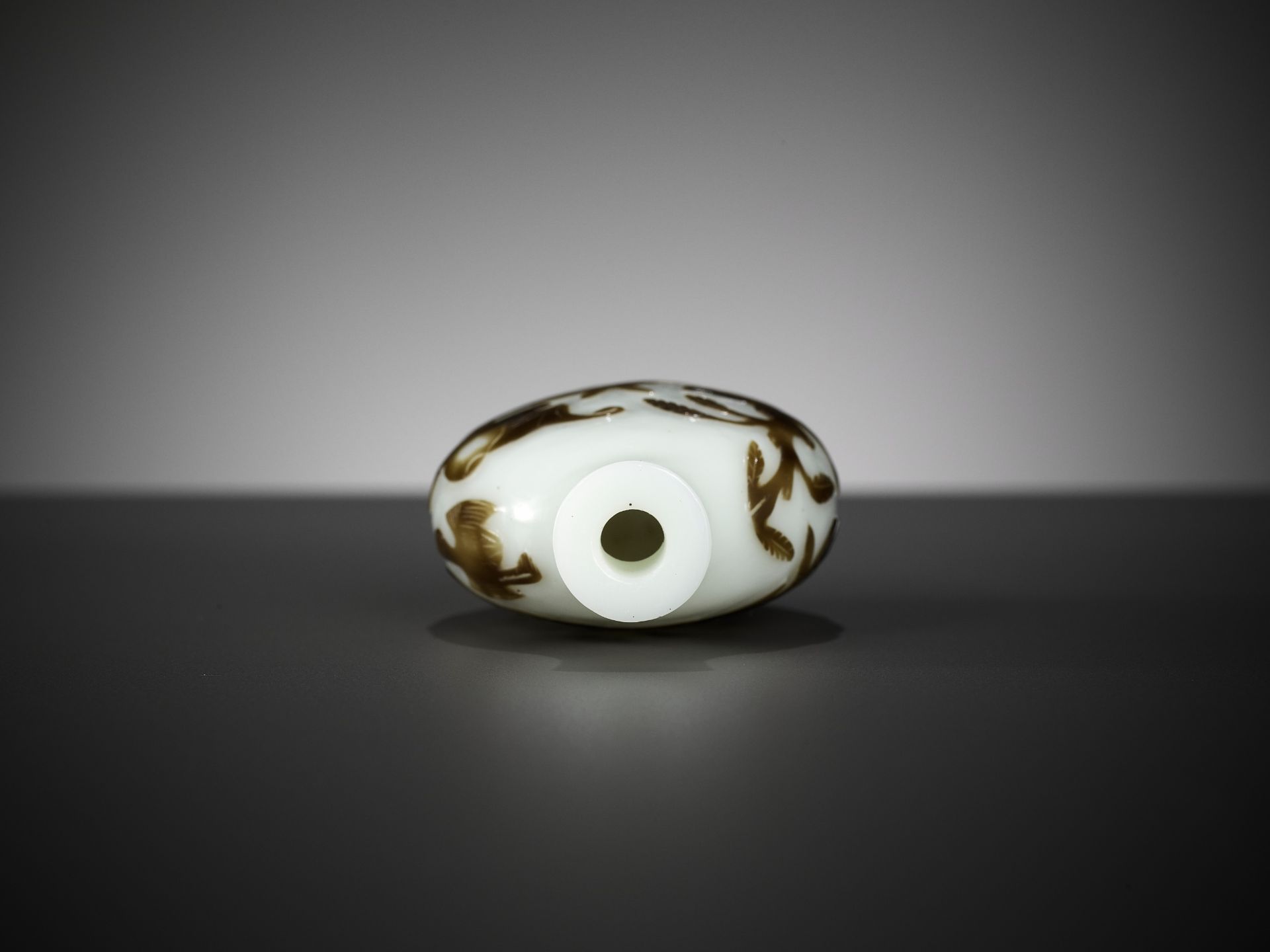 A YANGZHOU OLIVE-BROWN OVERLAY GLASS SNUFF BOTTLE, 1820-1860 - Image 6 of 7