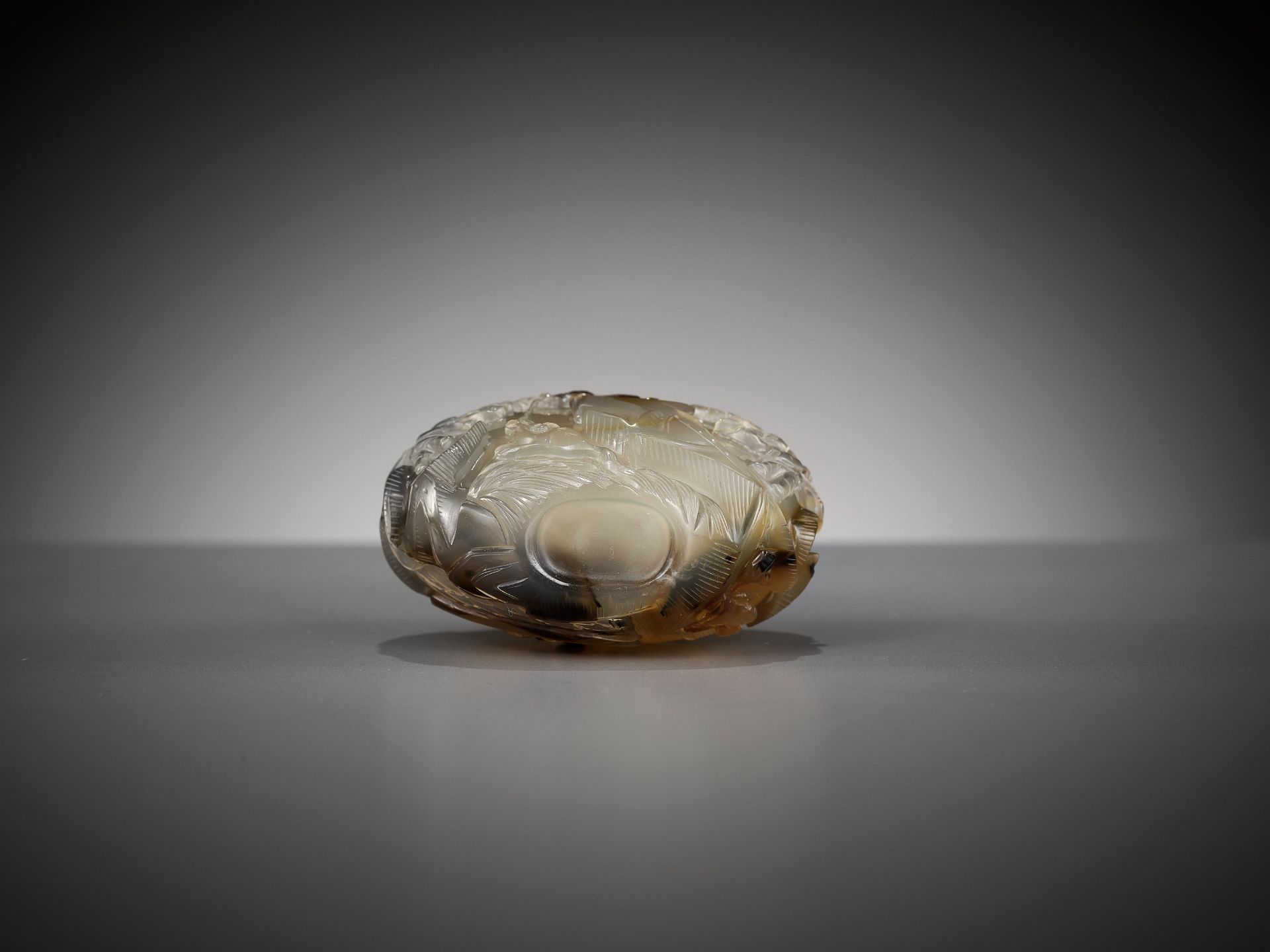 A SHADOW AGATE 'LIU HAI LURING THE GOLDEN TOAD' SNUFF BOTTLE, 19TH CENTURY - Image 8 of 8