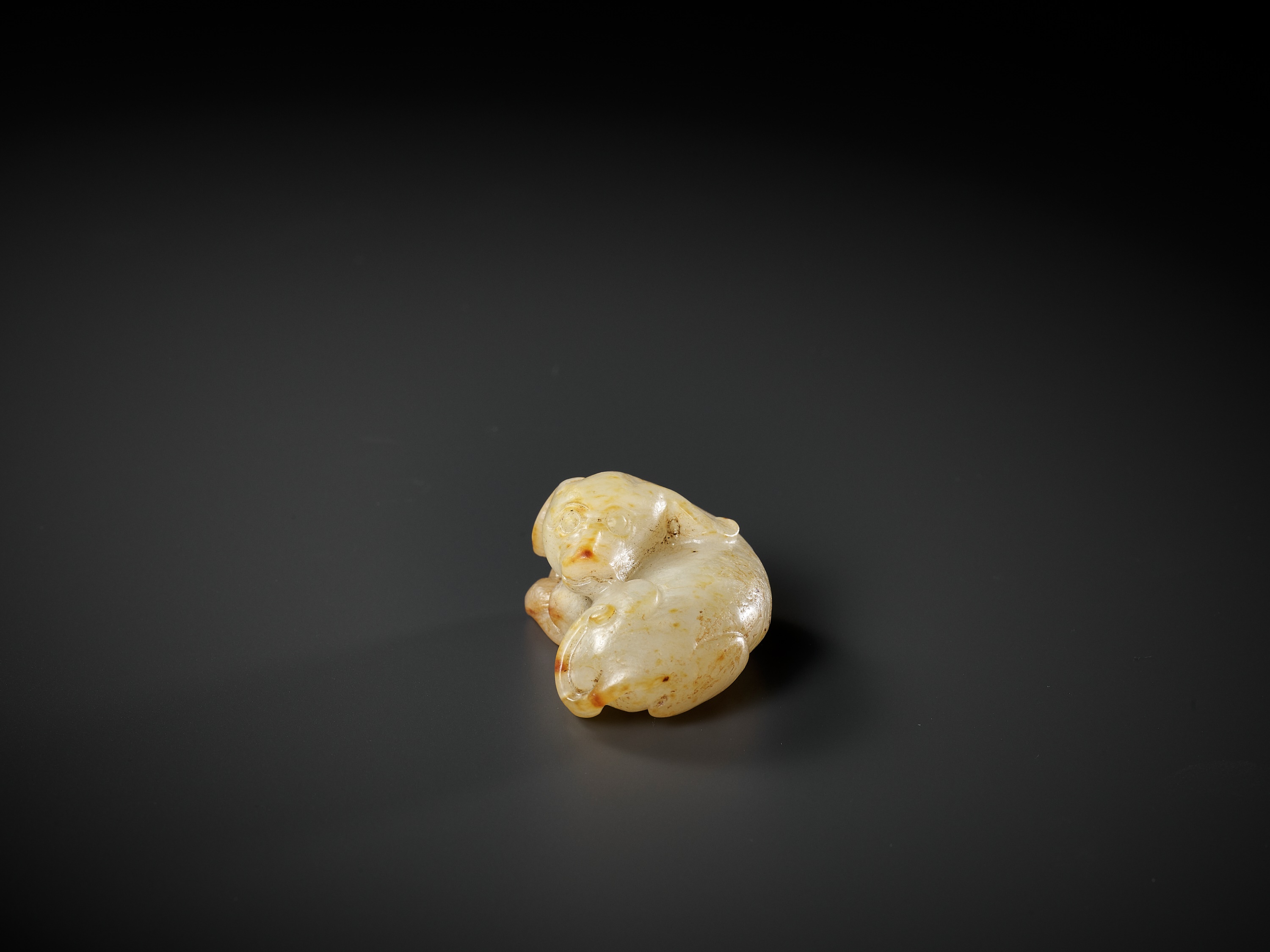 A PALE CELADON AND RUSSET JADE FIGURE OF A DOG, 17TH-18TH CENTURY - Image 8 of 10
