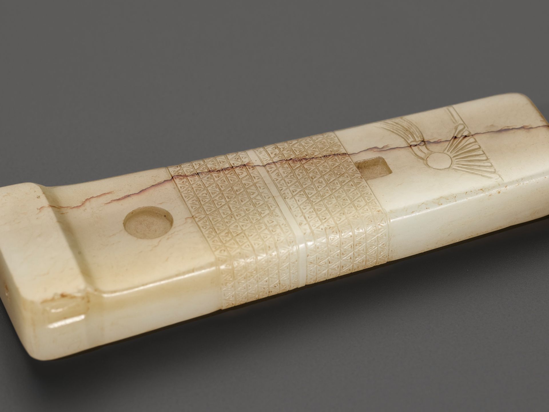 A 'SASH-TIED QIN' JADE PENDANT, QING DYNASTY - Image 5 of 8