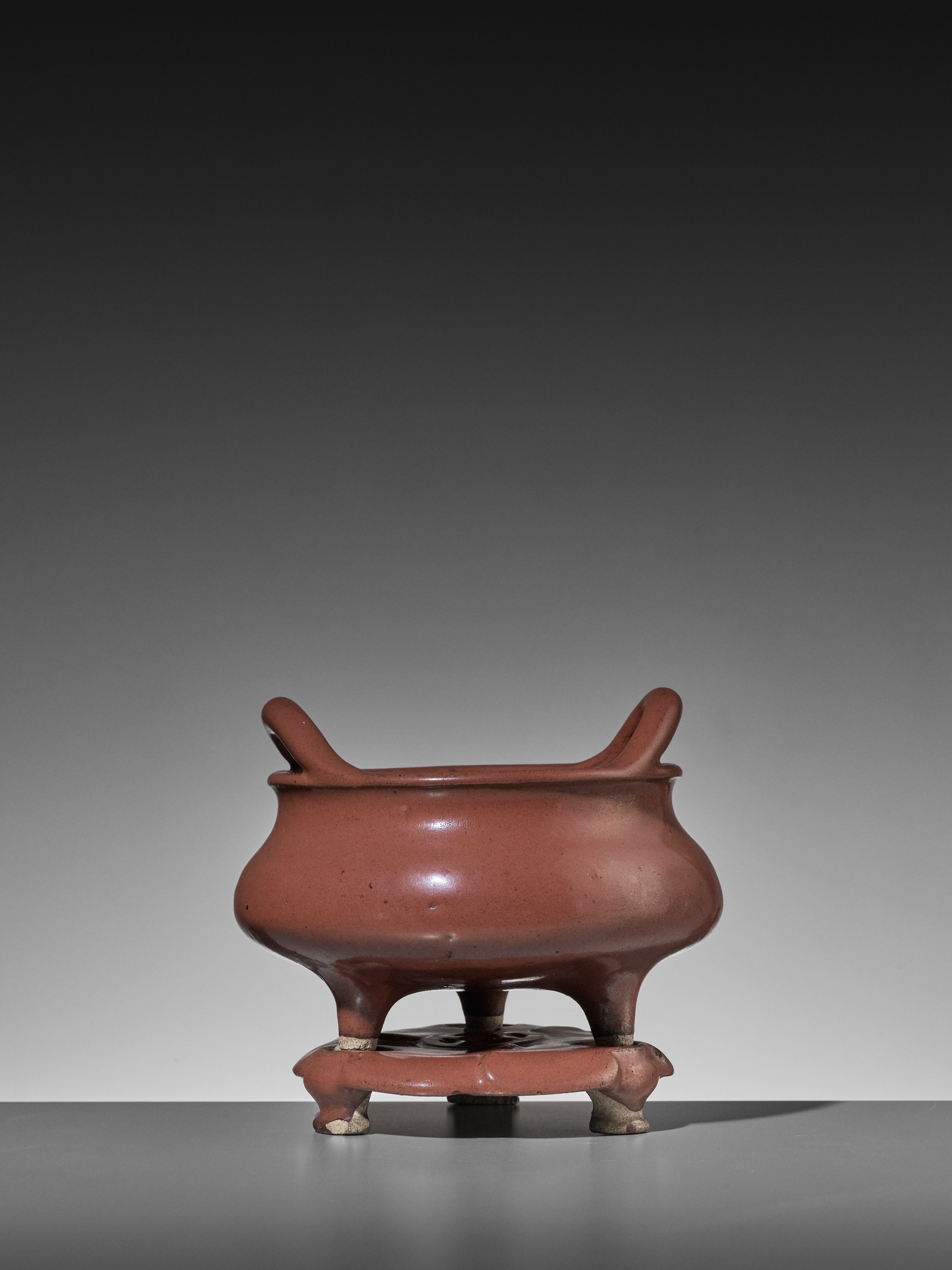 A RARE IRON-RUST GLAZED TRIPOD CENSER WITH MATCHING STAND, MID-QING - Image 8 of 12