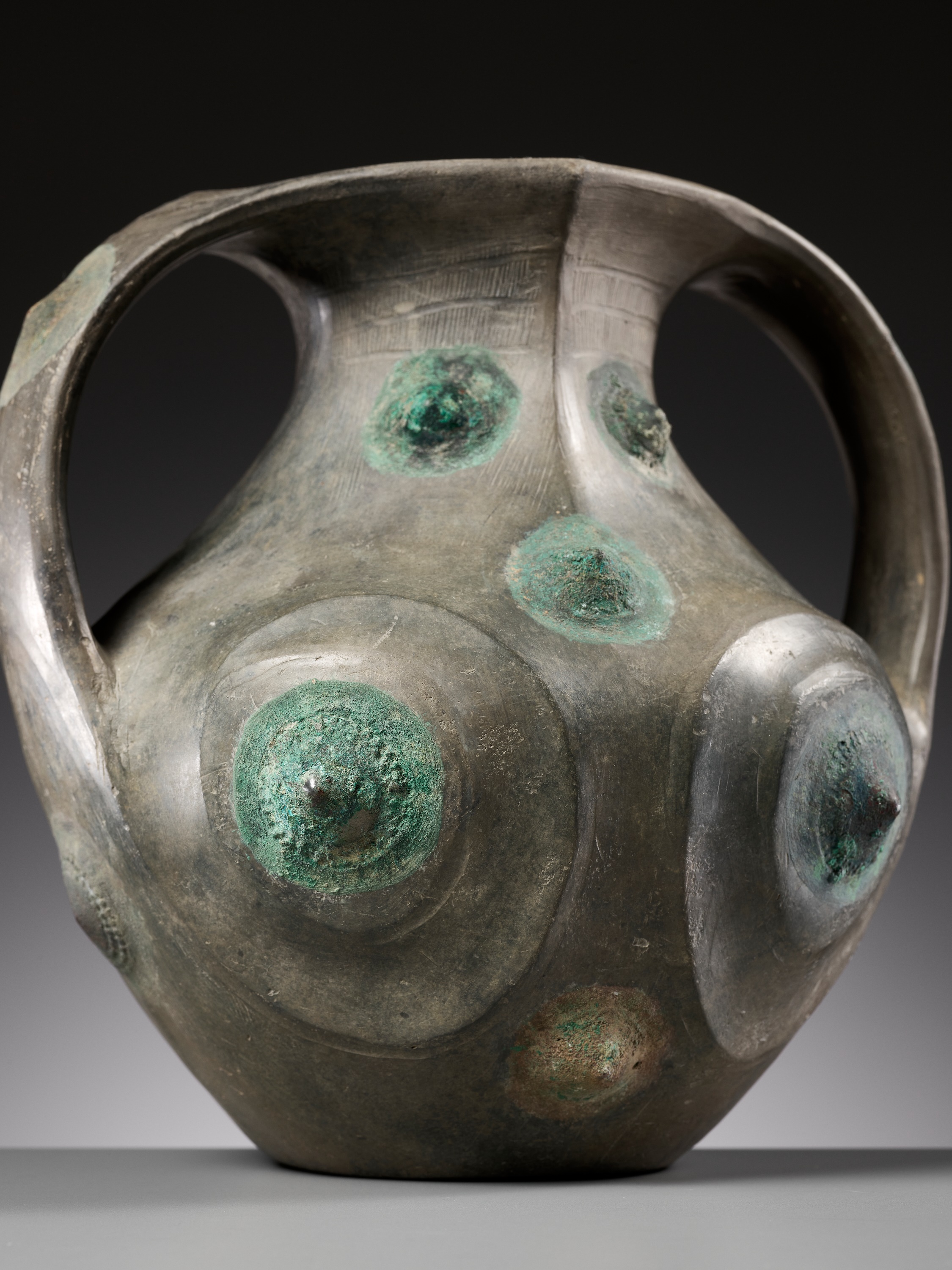 A BLACK POTTERY AMPHORA WITH APPLIED BRONZE BOSSES, HAN DYNASTY - Image 3 of 13