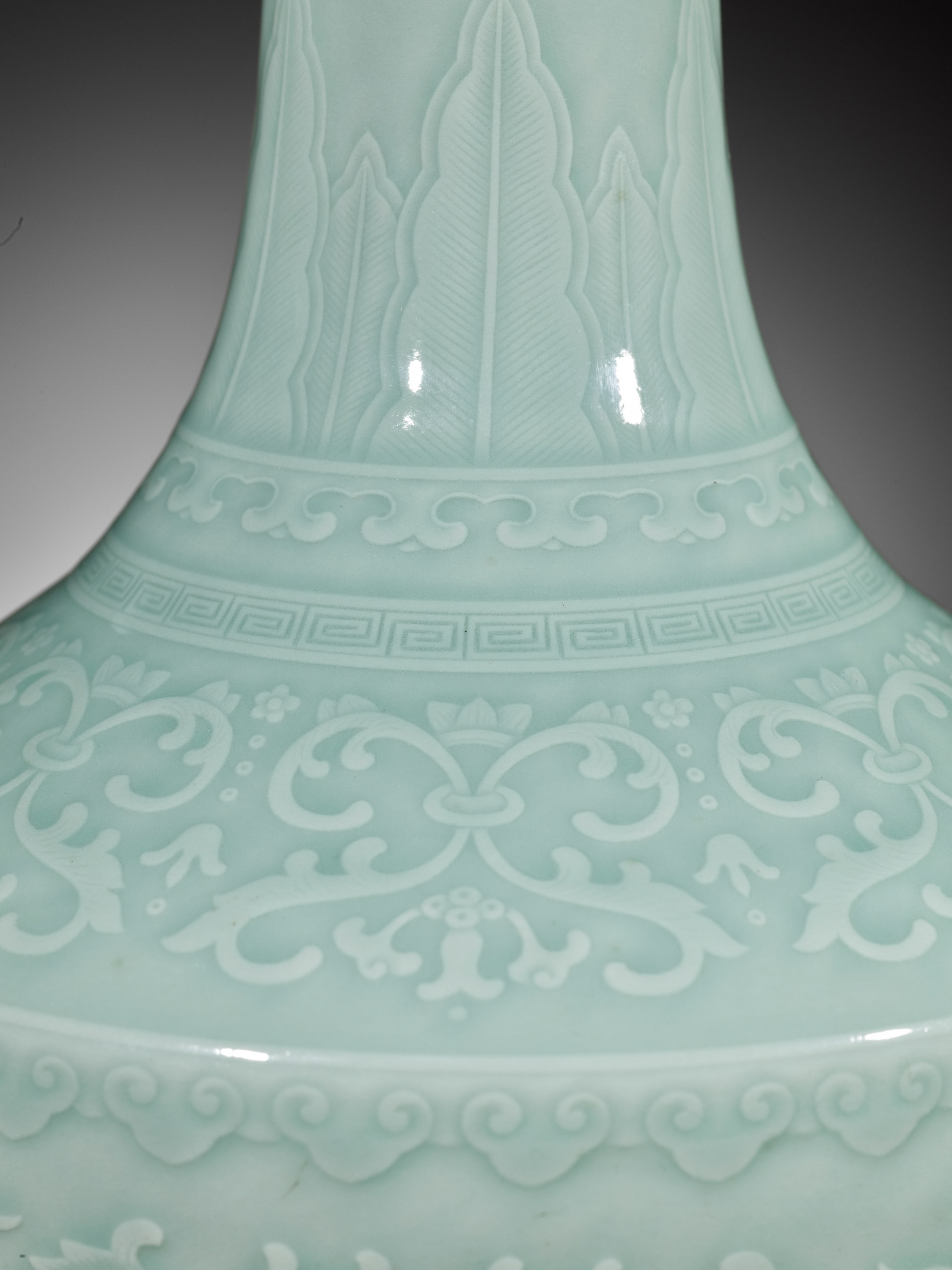 A CARVED CELADON-GLAZED 'LOTUS' VASE, QIANLONG MARK AND PERIOD - Image 7 of 22
