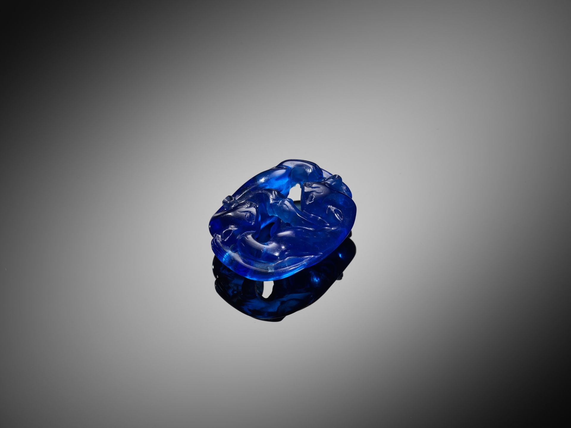 A BLUE PEKING GLASS 'BADGERS' PENDANT, QING DYNASTY - Image 5 of 5