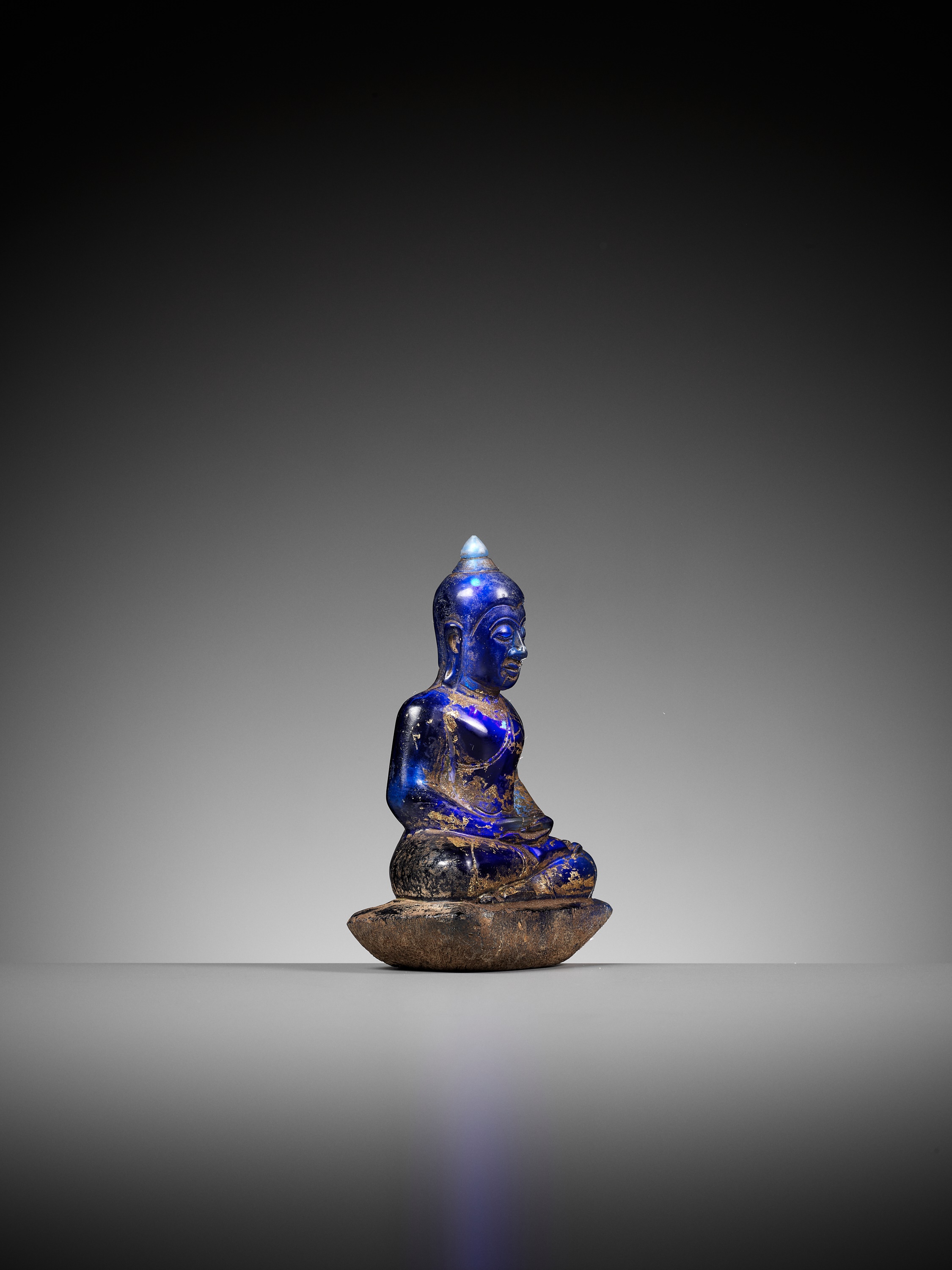 A GILT SAPPHIRE GLASS BUDDHA, THAILAND, AYUTTHAYA, BEFORE 1763 AD - Image 9 of 12