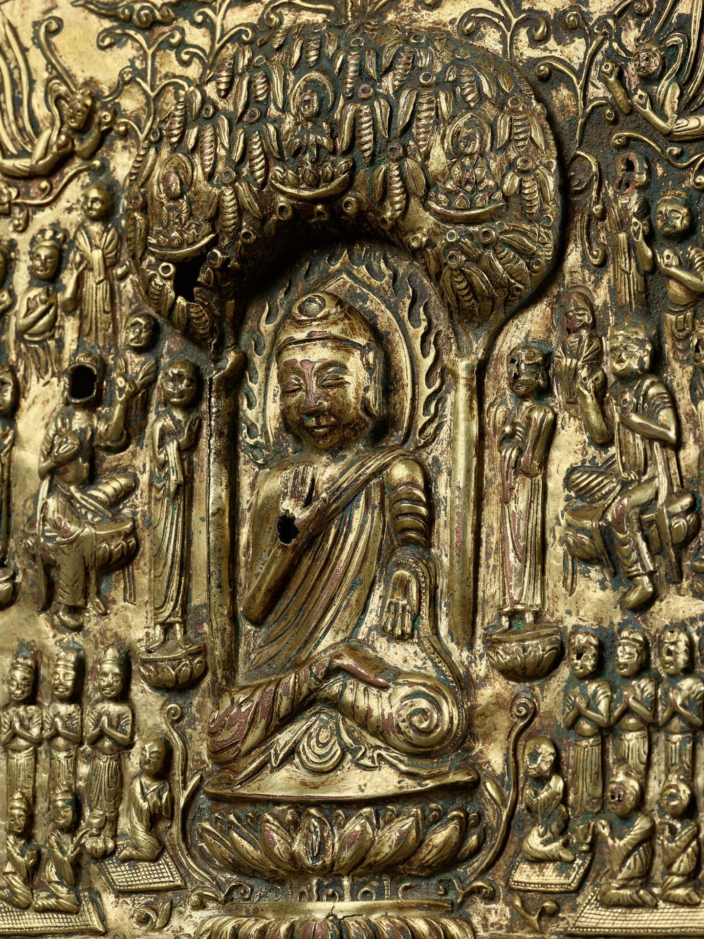 A LARGE AND IMPORTANT BUDDHIST VOTIVE PLAQUE, GILT COPPER REPOUSSE, EARLY TANG DYNASTY - Bild 2 aus 21