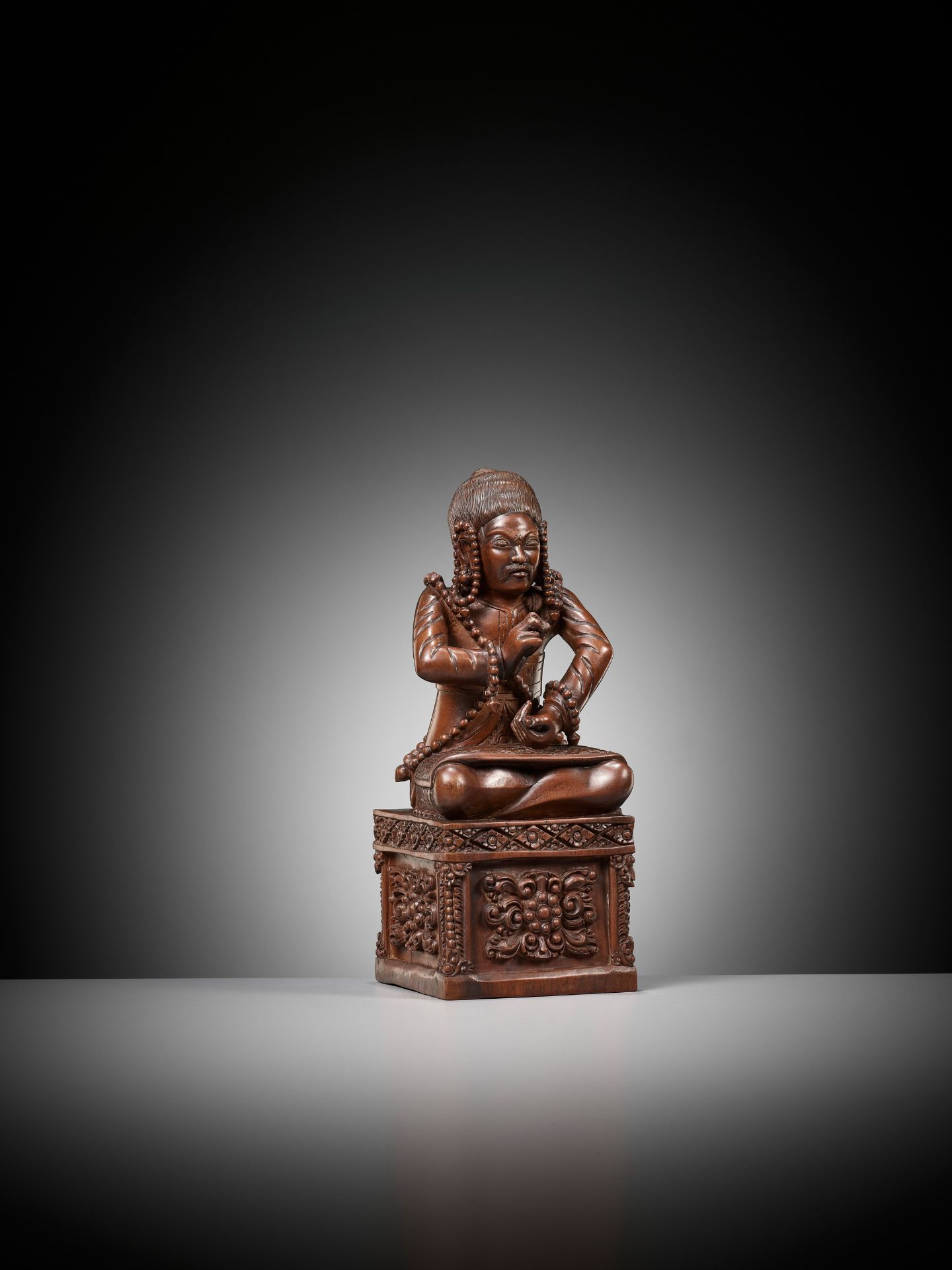 A MASTERFULLY CARVED HARDWOOD FIGURE OF A BUDDHIST PRIEST, SCHOOL OF CHOYING DORJE - Image 13 of 14