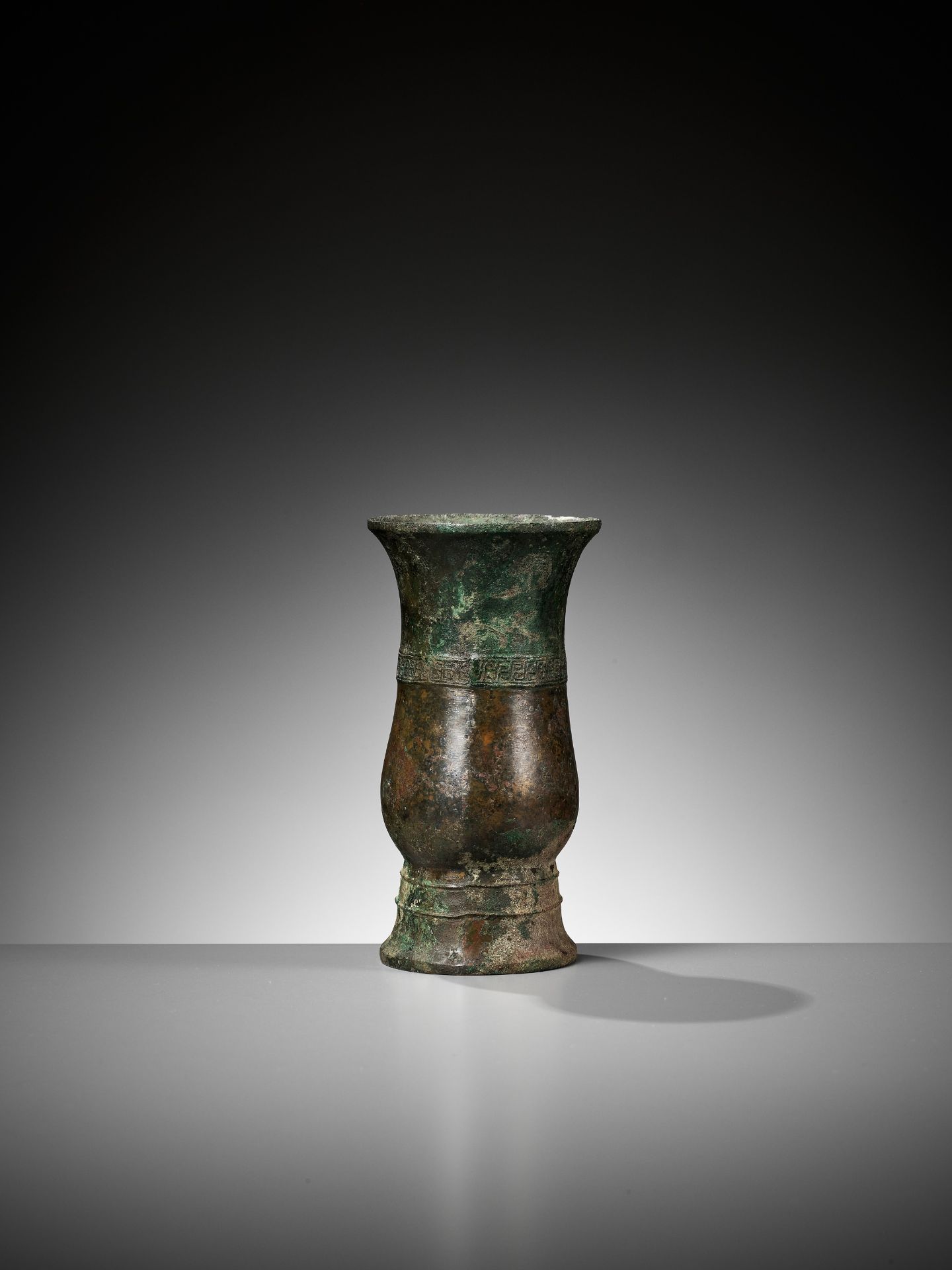 AN ARCHAIC BRONZE RITUAL WINE VESSEL, ZHI, LATE SHANG TO EARLY WESTERN ZHOU DYNASTY - Image 13 of 21