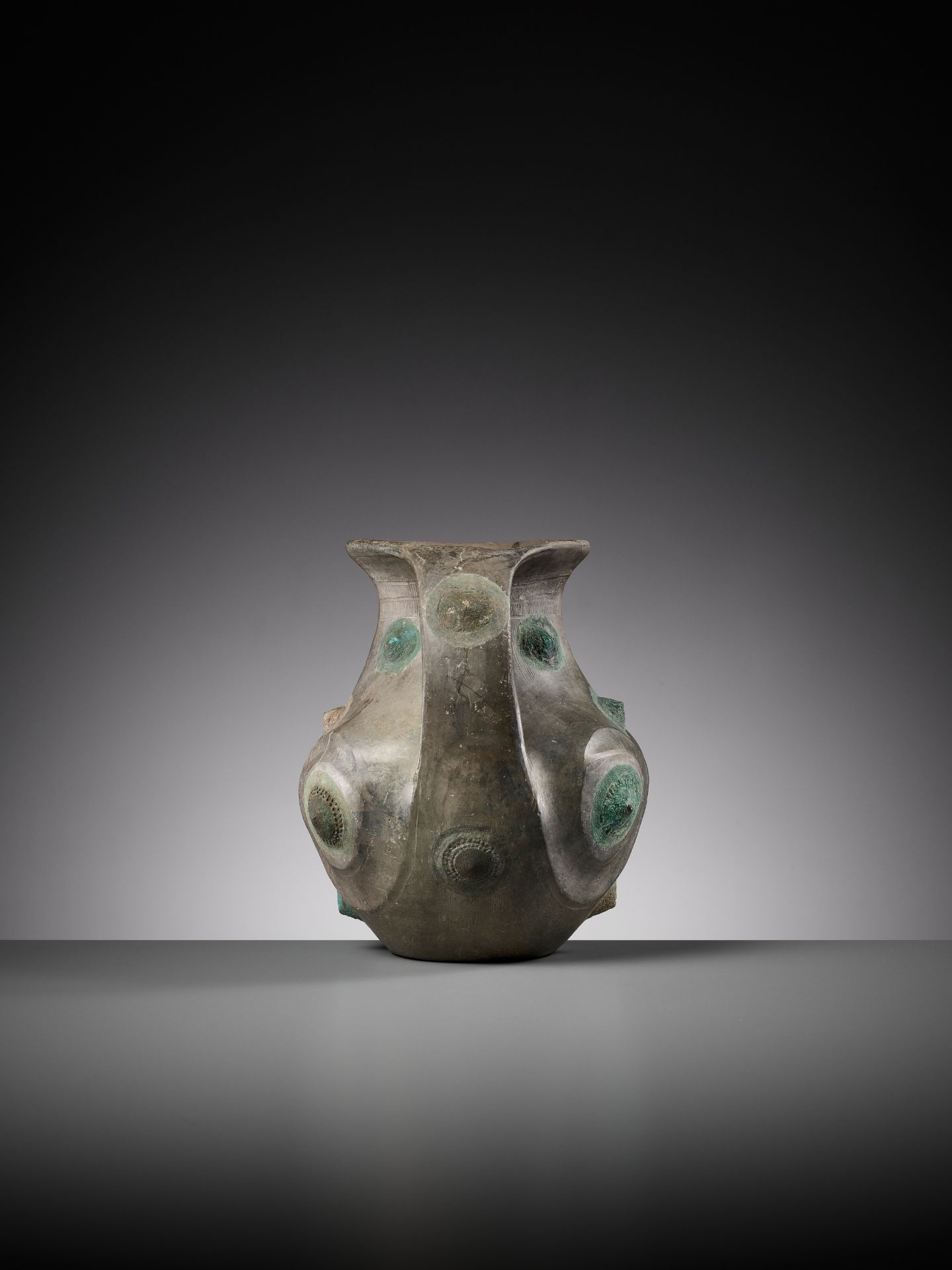A BLACK POTTERY AMPHORA WITH APPLIED BRONZE BOSSES, HAN DYNASTY - Image 8 of 13
