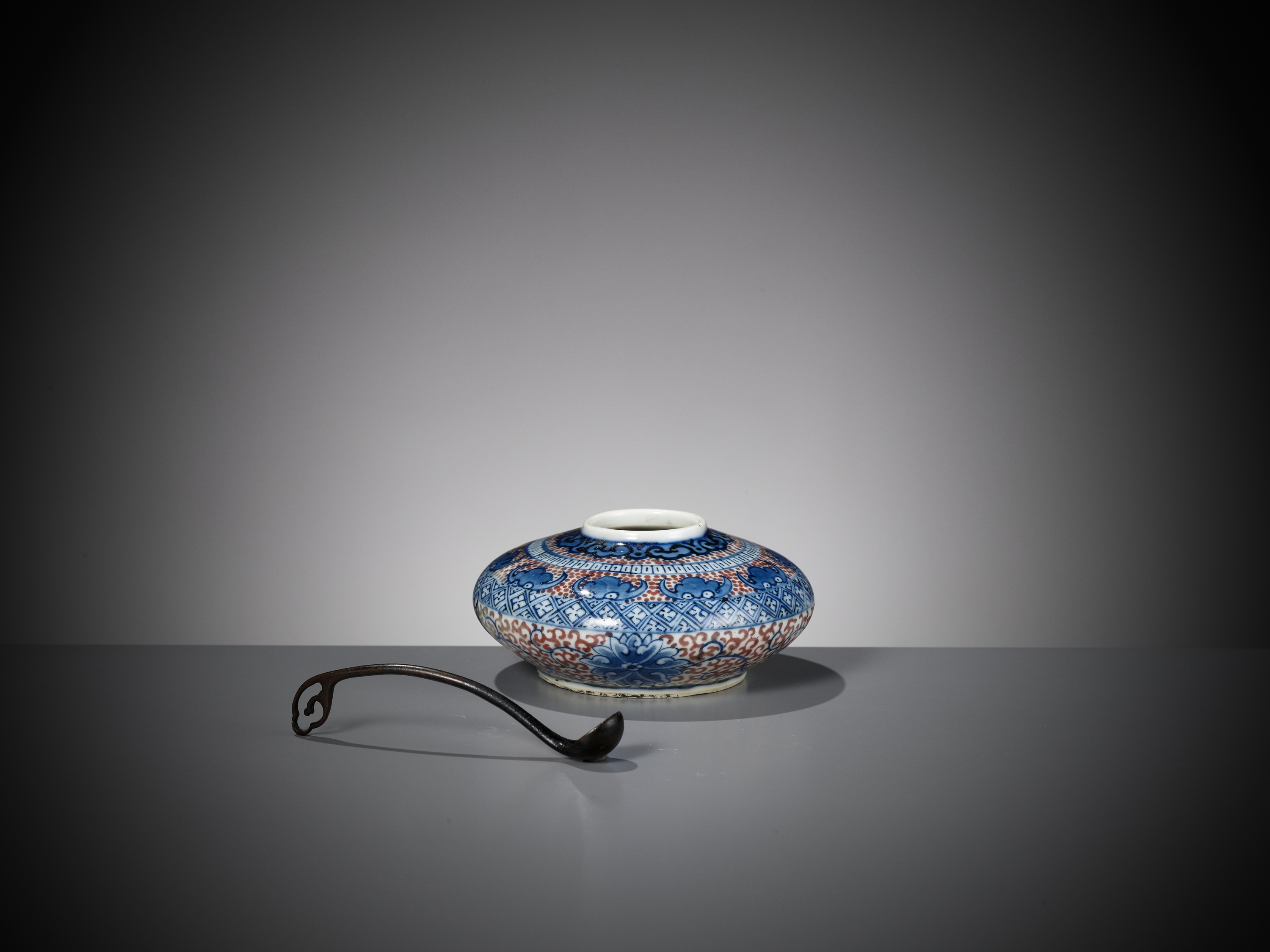 A PORCELAIN WATER POT, WITH MATCHING BRONZE SPOON AND WOOD STAND, QING DYNASTY - Image 11 of 14