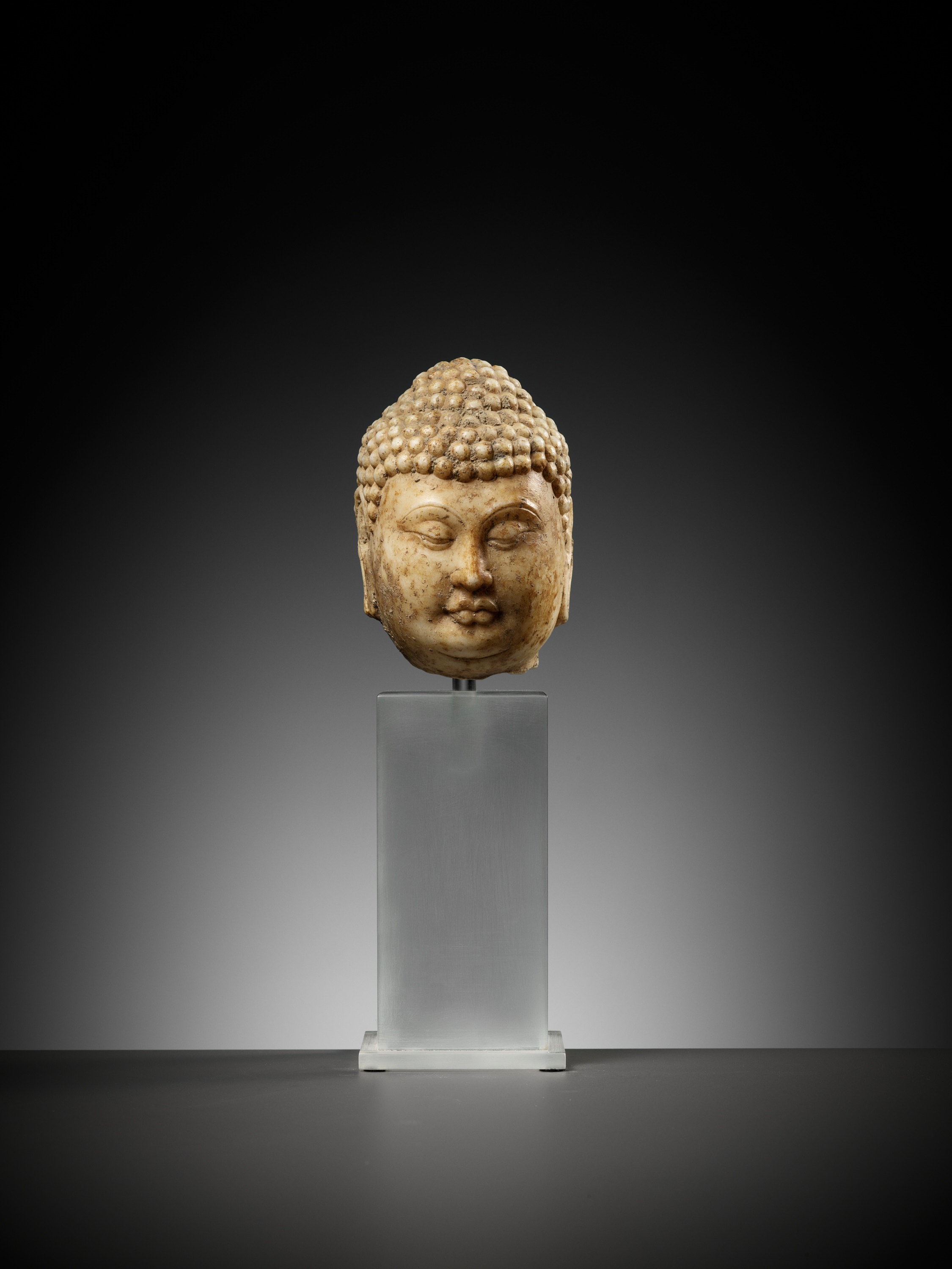 A MARBLE HEAD OF BUDDHA, TANG DYNASTY - Image 3 of 17