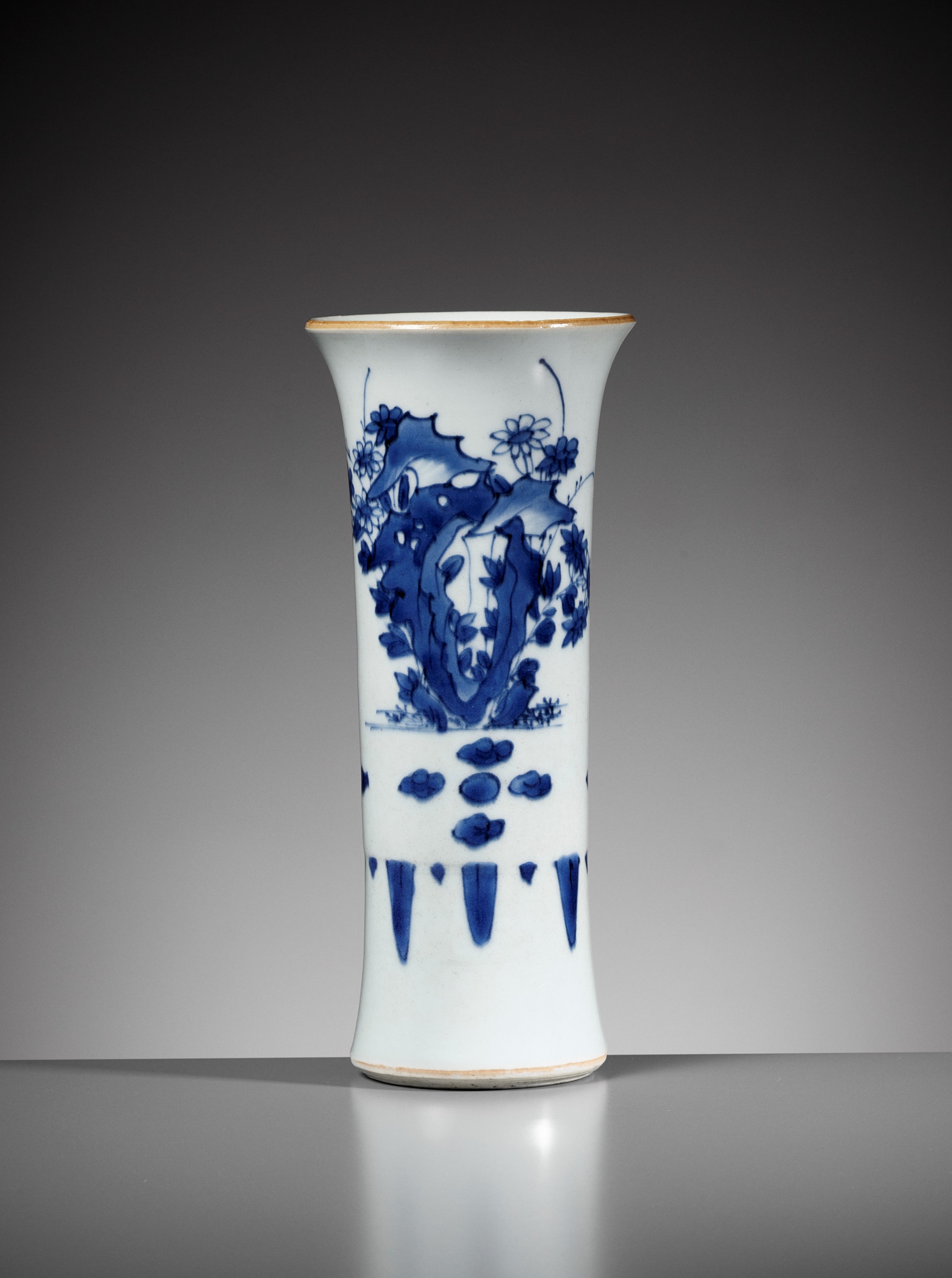 A BLUE AND WHITE BEAKER VASE, GU, TRANSITIONAL PERIOD - Image 2 of 10